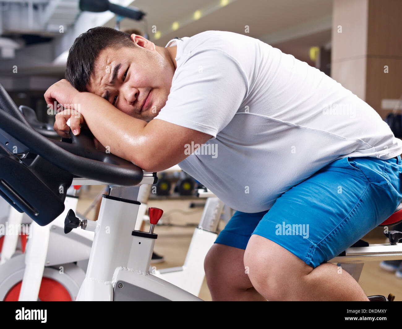L'excès de jeune homme working out in gym Banque D'Images