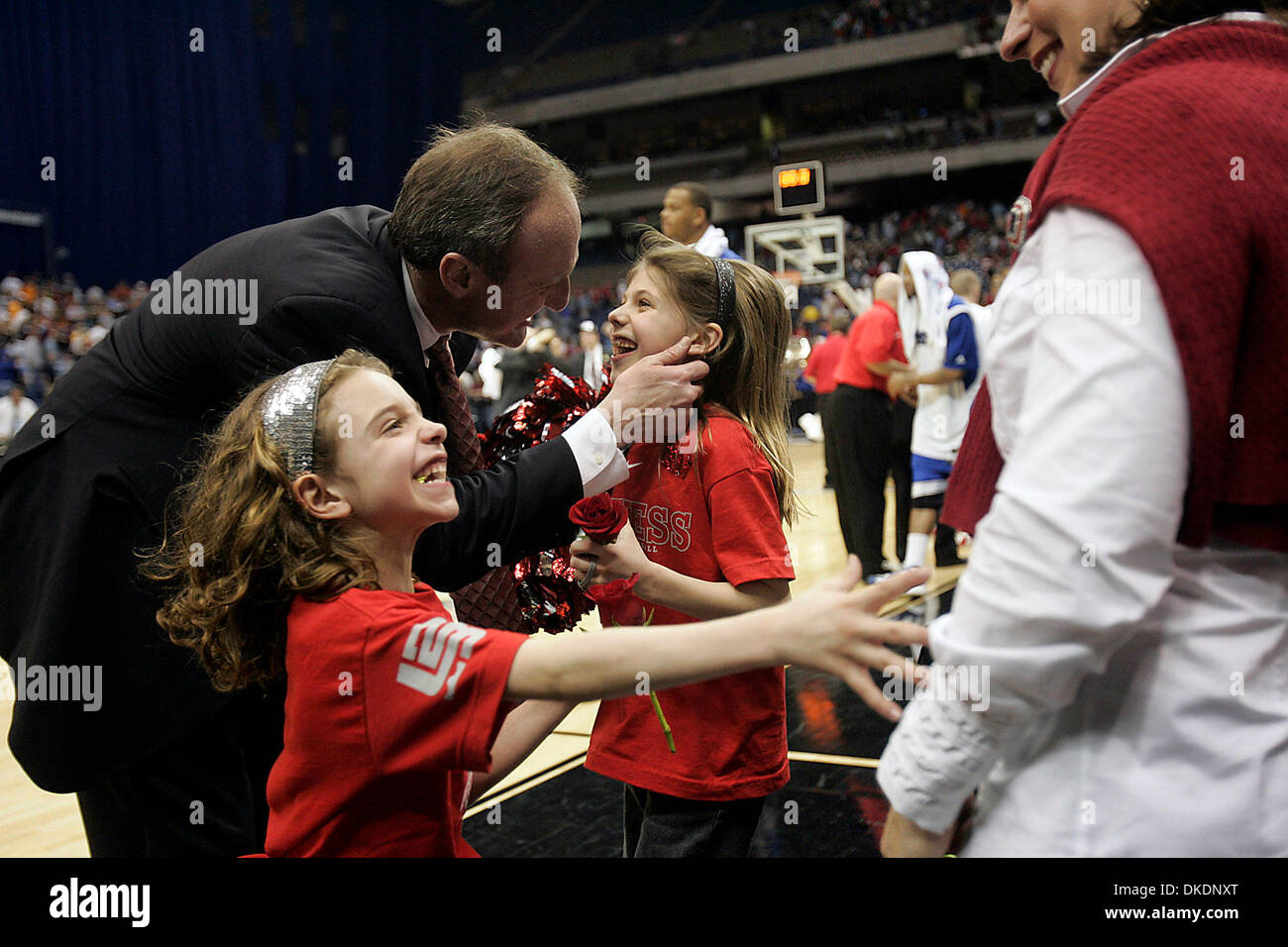 Mar 24, 2007 - San Antonio, TX, USA - Entraîneur-chef de l'état de l'Ohio THAD MATTA célèbre avec ses filles EMILY MATTA, 6, à partir de la gauche, et ALI MATTA, 8, et son épouse, BARBARA MATTA, après l'Ohio State battre Memphis dans le sud de la NCAA Final régional à l'Alamodome, le samedi. Ohio State bat Memphis 92-76 pour passer au Final Four NCAA. (Crédit Image : © Lisa Krantz/San Antonio Express-News/ZUMA Banque D'Images