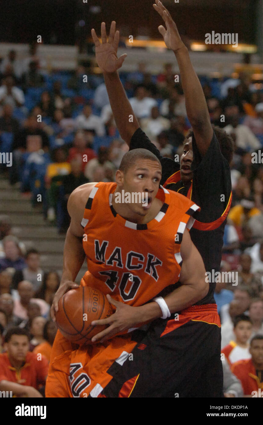 Mar 24, 2007 - Sacramento, CA, USA - McClymond's Frank Otis durs autour de Fairfax Soloman Hill dans le premier quart du prix caf Division I Le Championnat de basket-ball garçons à Arco Arena de Sacramento. (Crédit Image : © Sean Connelley/Oakland Tribune/ZUMA Press) RESTRICTIONS : USA DROITS Tabloïd OUT ! Banque D'Images