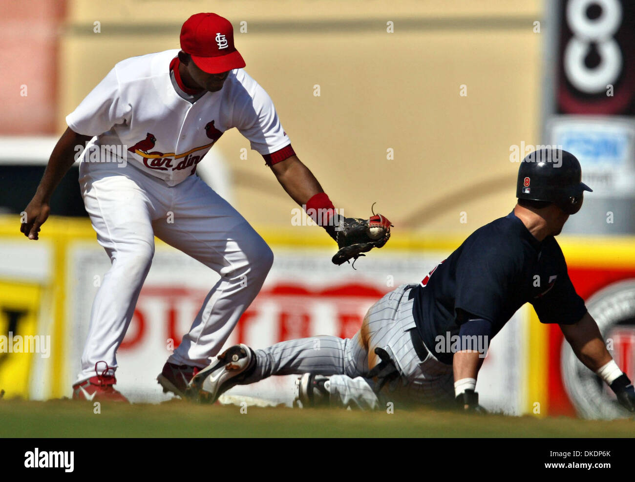 Mar 08, 2007 - Jupiter, en Floride, USA -# 19 JOLBERT CABRERA tags out Twins # 8 NICK PUNTO à la deuxième base. Punto a été pris au piège entre la première et la deuxième base après les cardinaux' cruche Kip Wells se jeta d'abord essayer de les arracher Punto durant la 3ème manche jeudi après-midi au stade Roger Dean. (Crédit Image : © Eaux Lannis représente/Palm Beach Post/ZUMA Press) RESTRICTIONS : USA Tabloid de l'homme O Banque D'Images