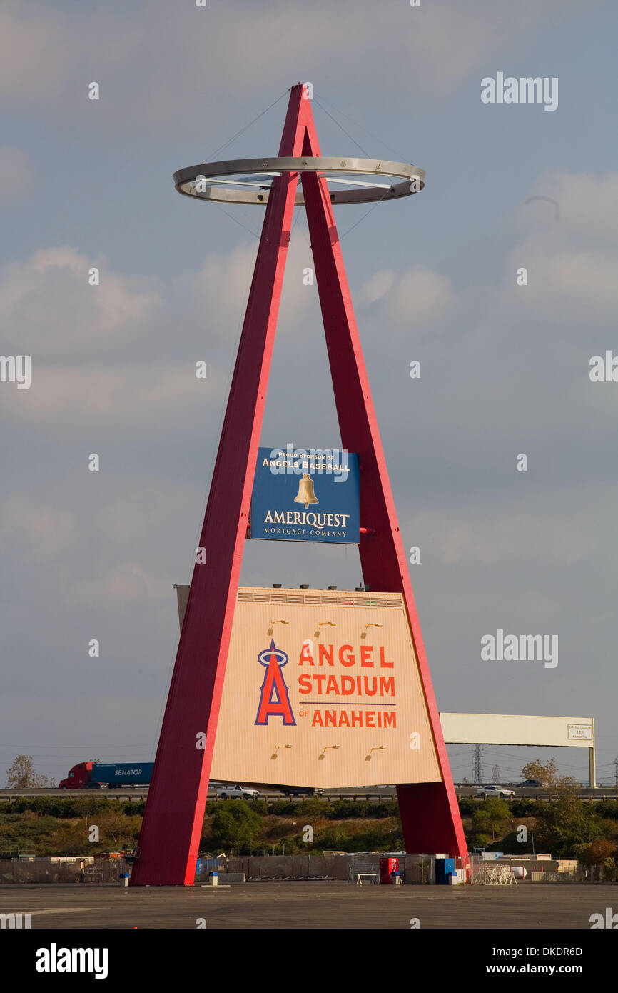 Apr 02, 2007 - Anaheim, CA, USA - l'Anaheim Angels Baseball stadium. Angel Stadium d'Anaheim Anaheim Stadium (à l'origine et, plus tard, Edison Field International d'Anaheim) est un stade de baseball situé à Anaheim, en Californie. C'est l'accueil de la Ligue Majeure de Baseball de baseball à Los Angeles Angels d'Anaheim de la Ligue américaine. Le stade est souvent appelé par ses n non officiel Banque D'Images