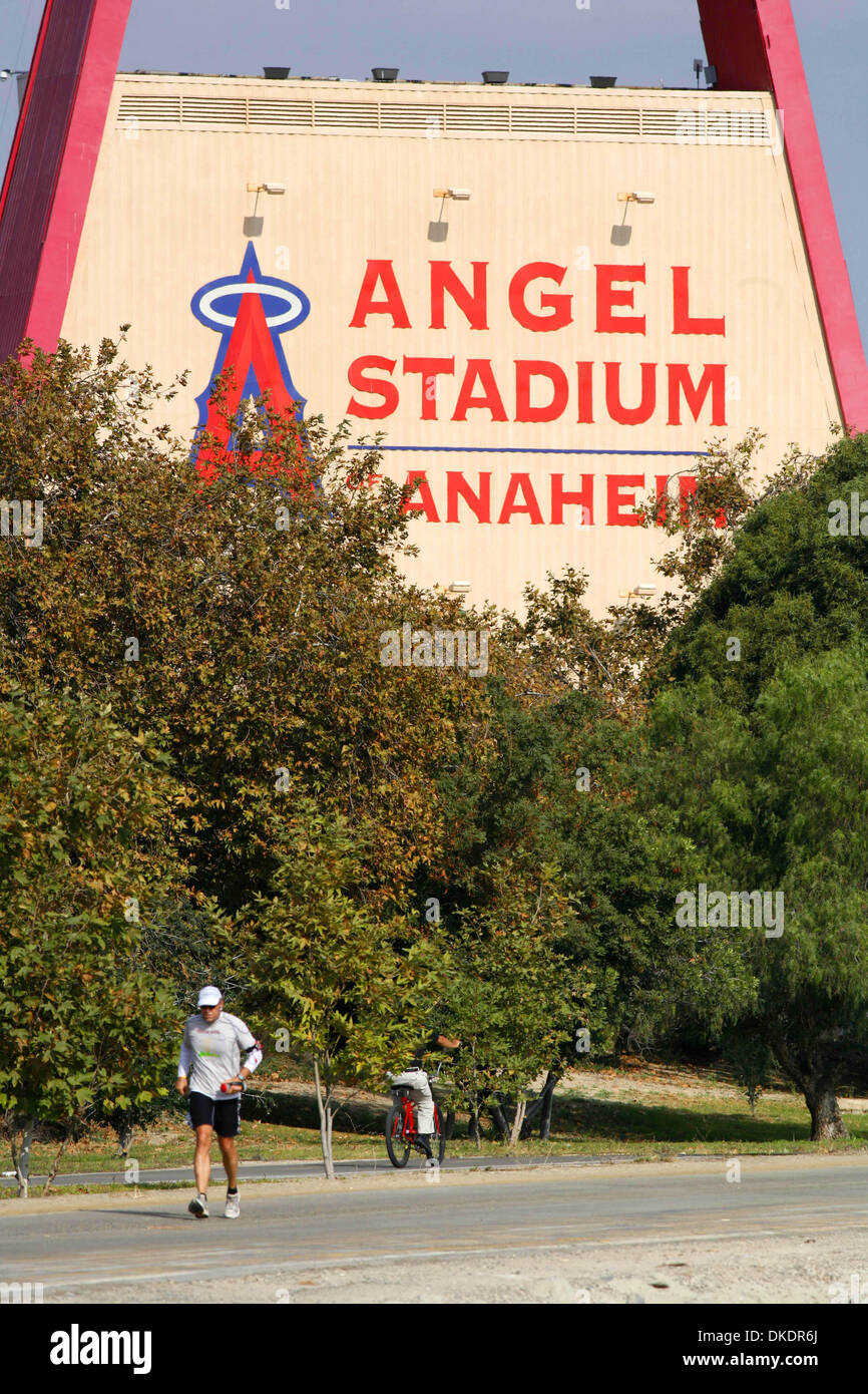 Apr 02, 2007 - Anaheim, CA, USA - l'Anaheim Angels Baseball stadium. Angel Stadium d'Anaheim Anaheim Stadium (à l'origine et, plus tard, Edison Field International d'Anaheim) est un stade de baseball situé à Anaheim, en Californie. C'est l'accueil de la Ligue Majeure de Baseball de baseball à Los Angeles Angels d'Anaheim de la Ligue américaine. Le stade est souvent appelé par ses n non officiel Banque D'Images