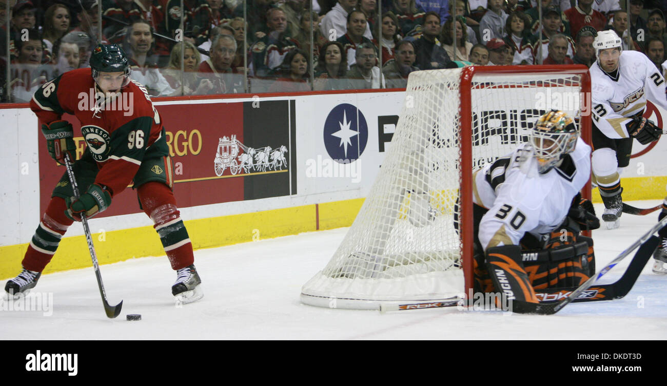 Apr 15 2007 - St Paul, MN, USA - Les sept matches entre les Ducks d'Anaheim et du Minnesota Wild cette saison ont été décidé par un but. Assurez-vous que les canards ont le bord, si, après l'utilisation d'un dominant, l'étouffement de la défense et les équipes spéciales de qualité supérieure pour prendre une avance de 3-0 sur le Wild dans ce quart de finale de conférence de l'Ouest. Sur la photo : La Nature's PIERRE-MARC BOUCHARD a cherché une teamma Banque D'Images