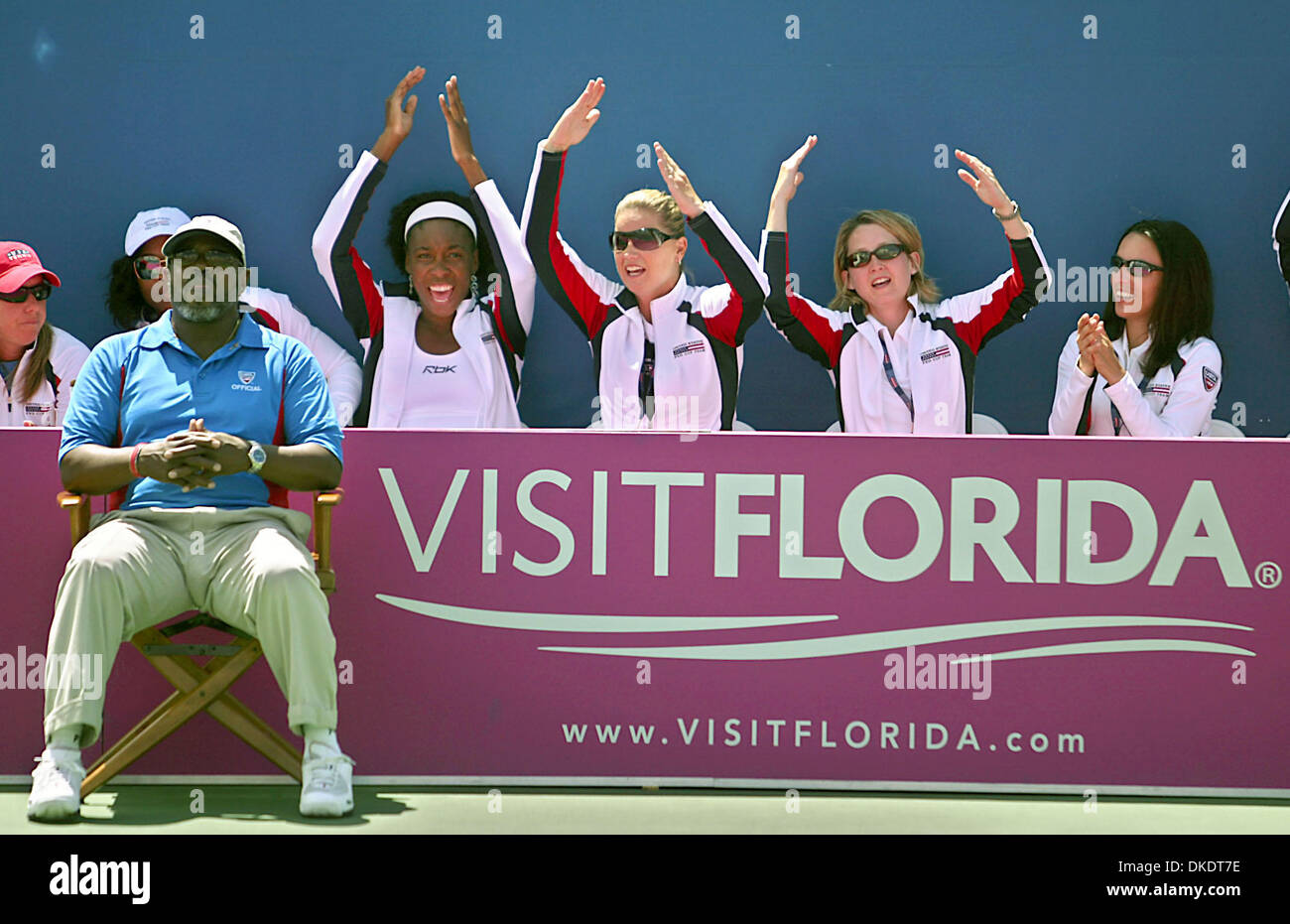 Apr 22, 2007 - Delray Beach, FL, USA - Membres de l'équipe de France de Fed Cup cheer sur Vania King dimanche avant son match avec Kirsten Flipkens de Belgique au Delray Beach Tennis Center.(Image Crédit : © Damon Higgins/Palm Beach Post/ZUMA Press) RESTRICTIONS : USA DROITS Tabloïd OUT ! Banque D'Images