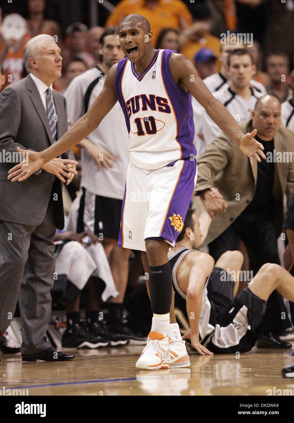 17 mai 2007 - Phoenix, Arizona, USA - Les Suns' Leandro Barbosa réagit à une faute appeler pendant le jeu 5 à la U.S. Airways Center. Les Spurs gagner 88-85 à la cinquième partie de leur meilleur-de-sept, deuxième tour de la série éliminatoire. (Crédit Image : © Mark Bahram Sobhani/San Antonio Express-News/ZUMA Press) RESTRICTIONS : US de ventes tabloïd ! SAN ANTONIO et SEATTLE NEWS PAPIERS ! Banque D'Images