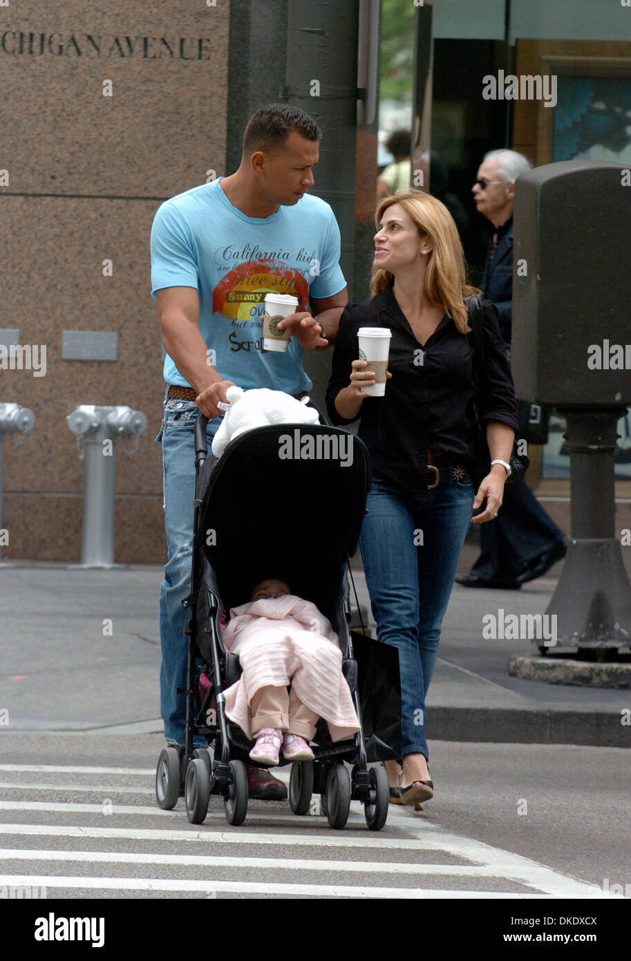 Jun 06, 2007 - Chicago, Illinois, USA - ALEX RODRIGUEZ pousse sa fille Natasha avec son épouse Cynthia (R) comme ils ont la tête à l'hôtel Westin après saisissant café au Starbuck's alors qu'à Chicago. Alex Rodriguez a passé l'après-midi après avoir déjeuner et café avec sa famille comme des rumeurs d'une prétendue aventure avec un décapant blonde éclaboussé toute l'actualité de la semaine dernière. (Crédit Image : © BR Banque D'Images