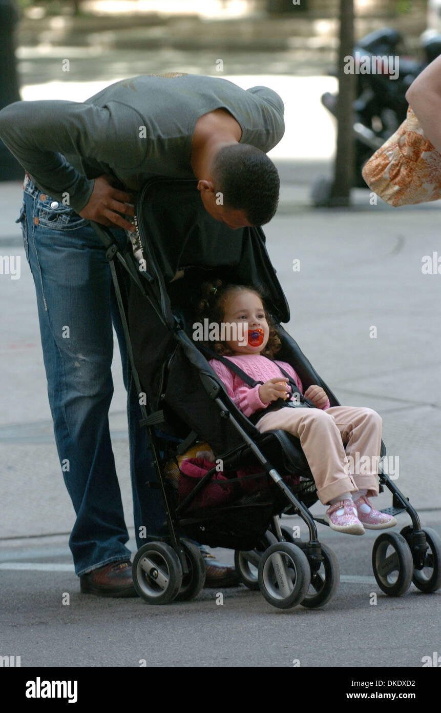 Jun 06, 2007 - Chicago, Illinois, USA - ALEX RODRIGUEZ parle avec sa fille Natasha tandis que dehors à Chicago. Alex Rodriguez a passé l'après-midi après avoir déjeuner et café avec sa famille comme des rumeurs d'une prétendue aventure avec un décapant blonde éclaboussé toute l'actualité de la semaine dernière. (Crédit Image : © Bryan Smith/ZUMA Press) RESTRICTIONS : New York City Papers de l'homme ! Banque D'Images