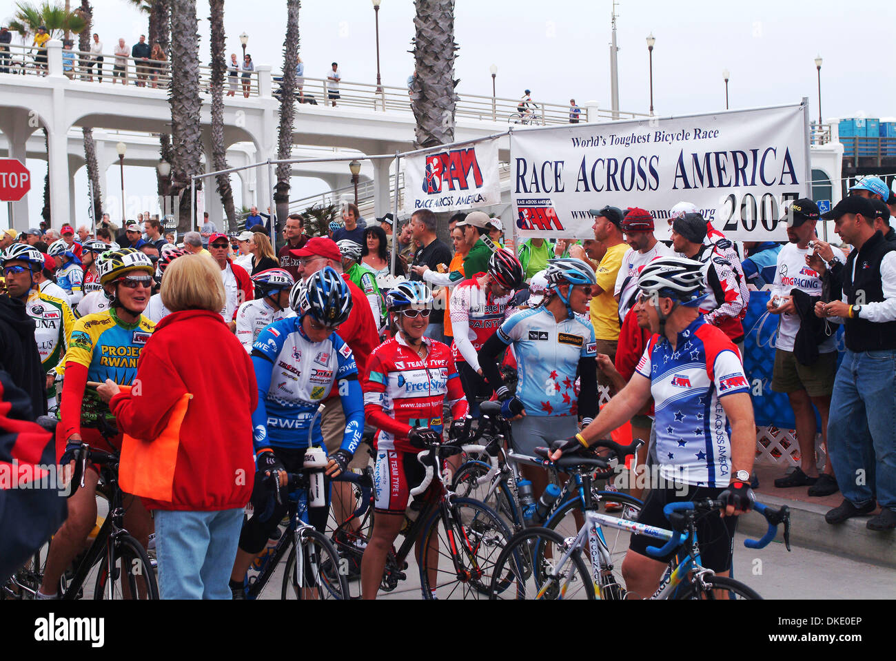 Jun 20, 2007 - Oceanside, CA, USA - Créée en 1982, la Race Across America (RAAM), l'Organisation mondiale de la course de vtt la plus difficile, est maintenant la plus longue distance ultra-endurance vélo la concurrence dans le monde. Ce n'est pas une course à étapes comme le Tour de France, où chaque jour une distance définie est couvert. Dans l'arme RAAM quelque part les incendies sur la côte ouest (Oceanside, CA en 2007) et de la finition Banque D'Images