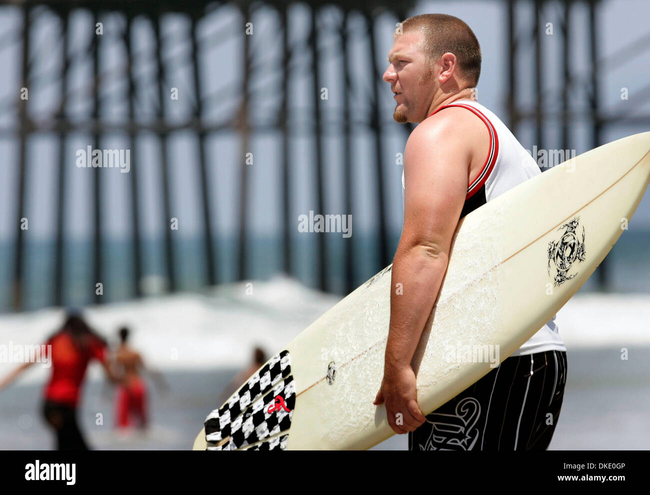 Jun 21, 2007 - Oceanside, California, USA - RYAN ALLERMAN (24) à partir de Vista, vérifié les vagues avant la position dans le Lundi. Le premier jour de l'été est le jeudi 21 juin. (Crédit Image : © Don Kohlbauer/San Diego Union-Tribune/ZUMA Press) RESTRICTIONS : LA et le comté d'Orange de l'homme Documents OUT ! USA et de l'homme dehors ! Tabloïd Banque D'Images