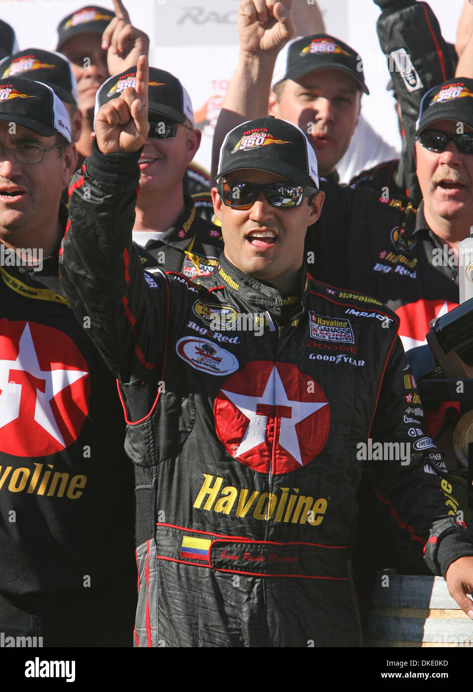 24 juin 2007 - Sonoma, CA, USA - Juan Pablo Montoya, centre, célèbre après avoir remporté la Toyota/Save Mart 350 course automobile NASCAR Nextel Cup à Infineon à Sonoma, en Californie, dimanche, 24 juin 2007. (Crédit Image : © John Green/San Mateo County Times/ZUMA Press) Banque D'Images