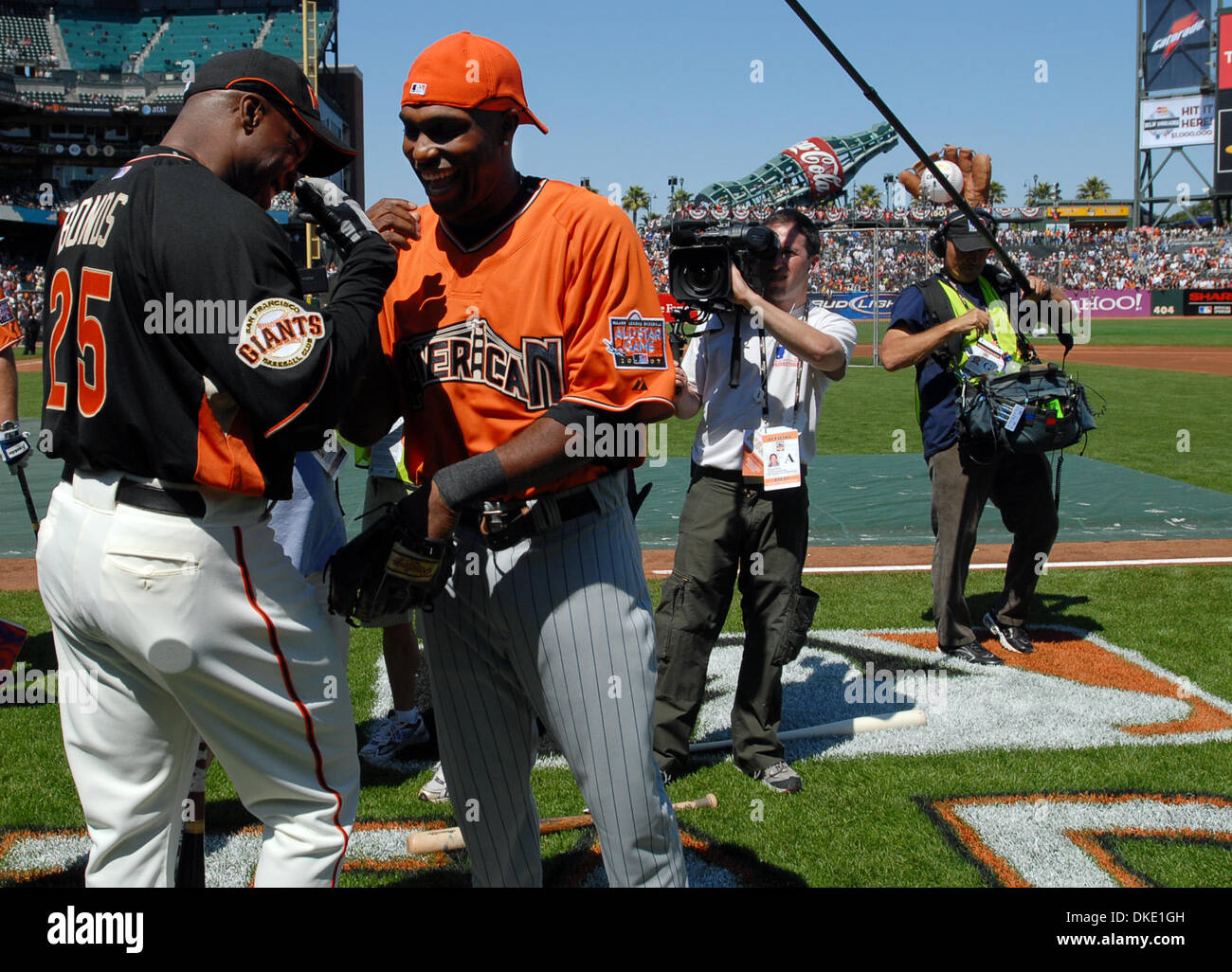 Minnesota Twins' Torii Hunter des blagues avec des Giants de San Francisco Barry Bonds avant le début de la 2007 Home Run Derby à AT&T Park à San Francisco, en Californie le lundi 9 juillet 2007. (Contra Costa Times/Jose Carlos Fajardo) Banque D'Images