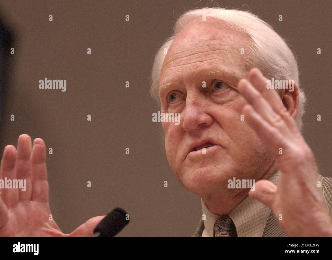 WILLIAM ERNEST WALSH (Novembre 30, 1931 - Juillet 30, 2007), l'un des plus grands entraîneurs de football de tous les temps. Bill Walsh, l'inventeur de la côte ouest de l'infraction, est mort à l'âge de 75 ans, après une longue bataille contre la leucémie. Walsh, guidé les San Francisco 49ers à trois championnats du Super Bowl et six titres de la division Ouest NFC dans ses 10 ans comme entraîneur-chef. Walsh n'est pas devenu un NFL Banque D'Images