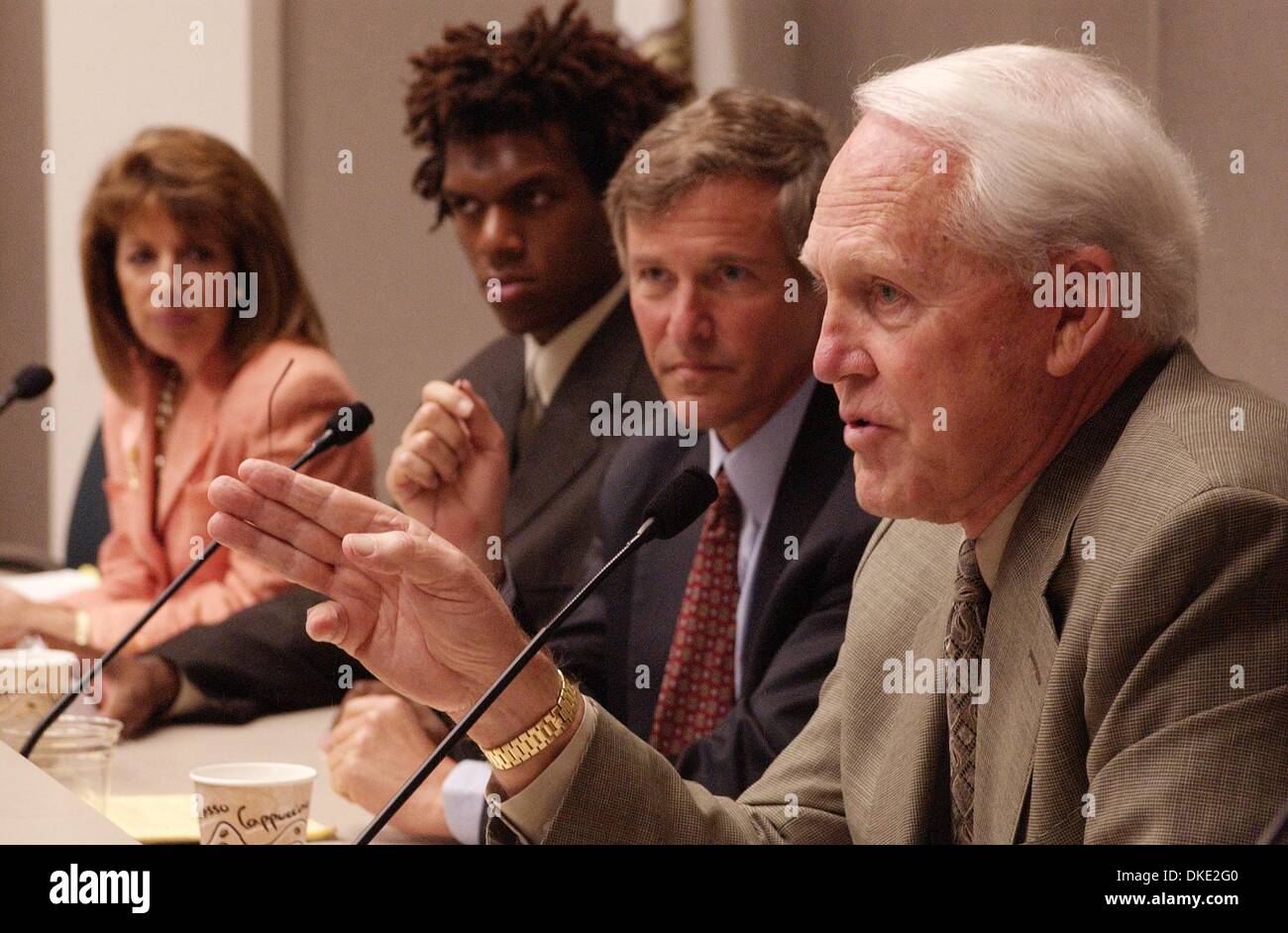 WILLIAM ERNEST WALSH (Novembre 30, 1931 - Juillet 30, 2007), l'un des plus grands entraîneurs de football de tous les temps. Bill Walsh, l'inventeur de la côte ouest de l'infraction, est mort à l'âge de 75 ans, après une longue bataille contre la leucémie. Walsh, guidé les San Francisco 49ers à trois championnats du Super Bowl et six titres de la division Ouest NFC dans ses 10 ans comme entraîneur-chef. Walsh n'est pas devenu un NFL Banque D'Images