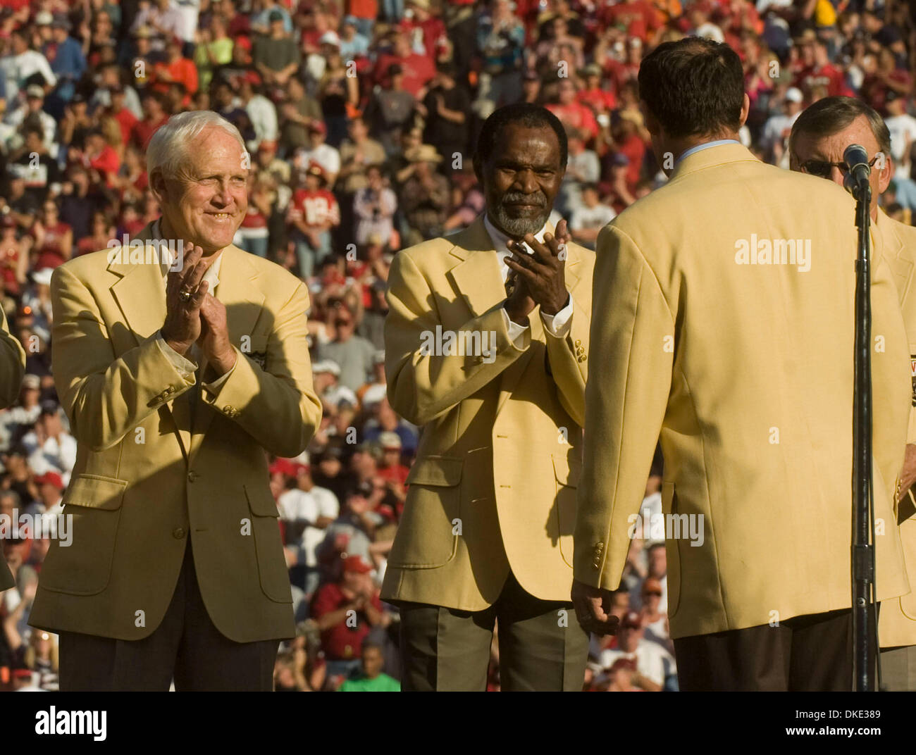 Jul 30, 2007 - San Francisco, CA, USA - WILLIAM ERNEST WALSH (30 novembre 1931 - 30 juillet 2007), l'un des plus grands entraîneurs de football de tous les temps. Bill Walsh, l'inventeur de la côte ouest de l'infraction, est mort à l'âge de 75 ans, après une longue bataille contre la leucémie. Walsh, guidé les San Francisco 49ers à trois championnats du Super Bowl et six titres de la division Ouest NFC dans ses 10 ans d'un Banque D'Images