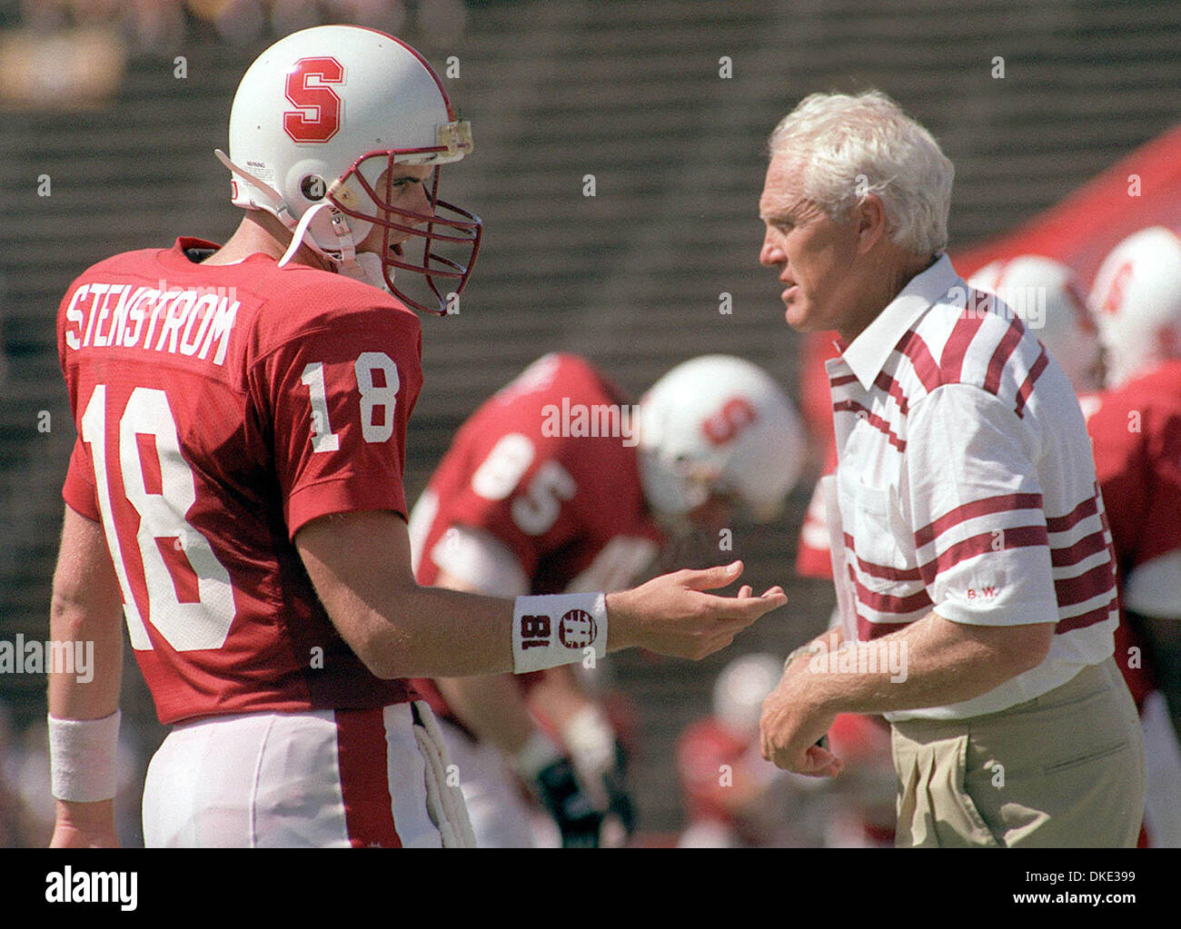 Stanford, Californie, USA - BILL WALSH, l'inventeur de la côte ouest de l'infraction, a été l'un des plus grands entraîneurs de football de tous les temps. Walsh, guidé les San Francisco 49ers à trois championnats et six titres de la division Ouest NFC dans ses 10 ans comme entraîneur-chef, est décédé à l'âge de 75 ans, après une longue bataille contre la leucémie. Sur la photo : entraîneur-chef Stanford Bill Walsh parle avec pinte Banque D'Images