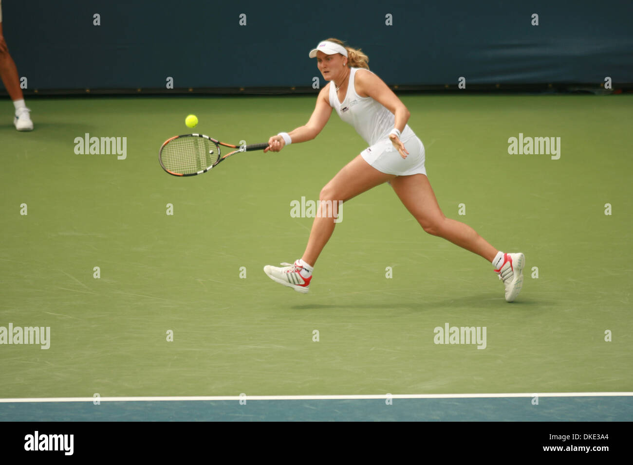 31 juil., 2007 - San Diego, CA, USA - Nadia Petrova renvoie une balle de Elena Bovina, tous deux de la Russie, dans l'Acura Classic tournoi de tennis sur la Costa près de San Diego, CA. Petrova beat Bovina 6-3 7-5. (Crédit Image : © Wally Nell/ZUMA Press) Banque D'Images