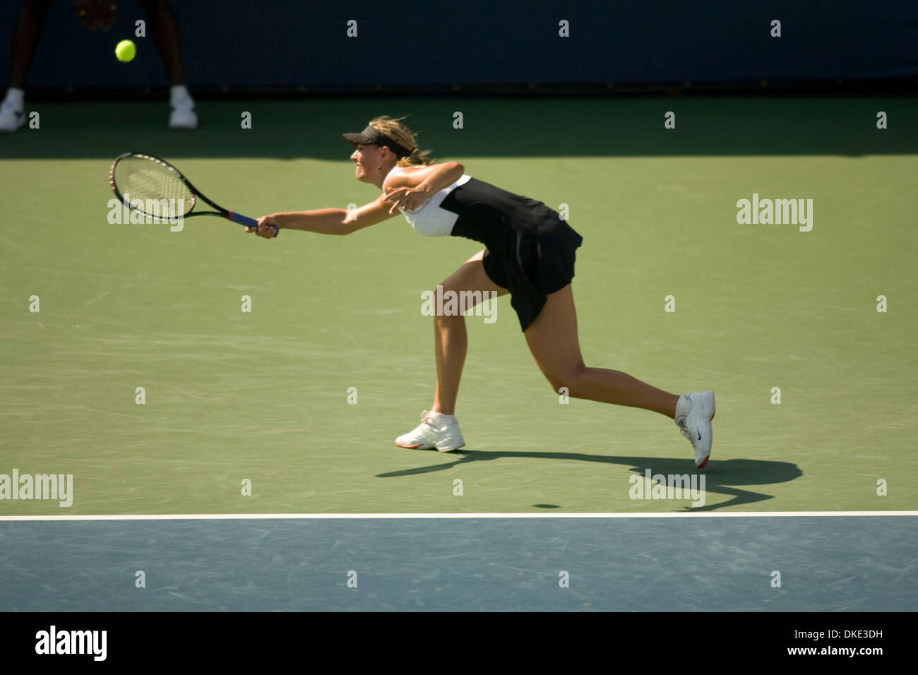 Août 02, 2007 - San Diego, CA, USA - MARIA SHARAPOVA, à partir de la Russie sert contre Tatiana Golovin à partir de la France dans l'Acura Classic Tennis Tournament sur la Costa près de San Diego. Sharapova a gagné 6-0 6-3. (Crédit Image : © Wally Nell/ZUMA Press) Banque D'Images