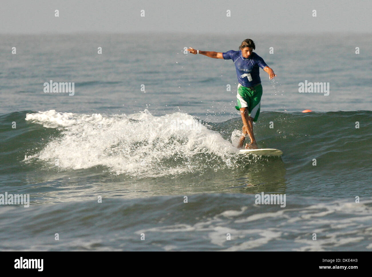 Aug 18, 2007 - Oceanside, CA, USA - BILLY HARRIS, 21 ans, de Del Mar, a été longboard pendant huit ans et a récemment tourné professionnel à l'US Open, où il s'est classé cinquième parmi les quelque 80 personnes. Harris, qui a été deux fois champion national de l'ordre sur le longboard National Scholastic Surfing Association (NSSA) circuit, veut que de nombreux événements surf pro qu'il peut pour essayer Banque D'Images