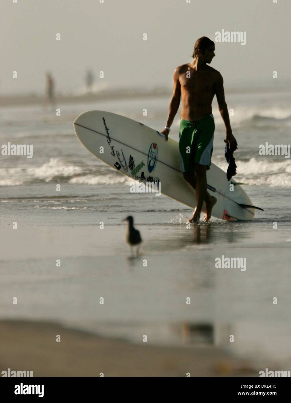 Aug 18, 2007 - Oceanside, CA, USA - BILLY HARRIS, 21 ans, de Del Mar, a été longboard pendant huit ans et a récemment tourné professionnel à l'US Open, où il s'est classé cinquième parmi les quelque 80 personnes. Harris, qui a été deux fois champion national de l'ordre sur le longboard National Scholastic Surfing Association (NSSA) circuit, veut que de nombreux événements surf pro qu'il peut pour essayer Banque D'Images