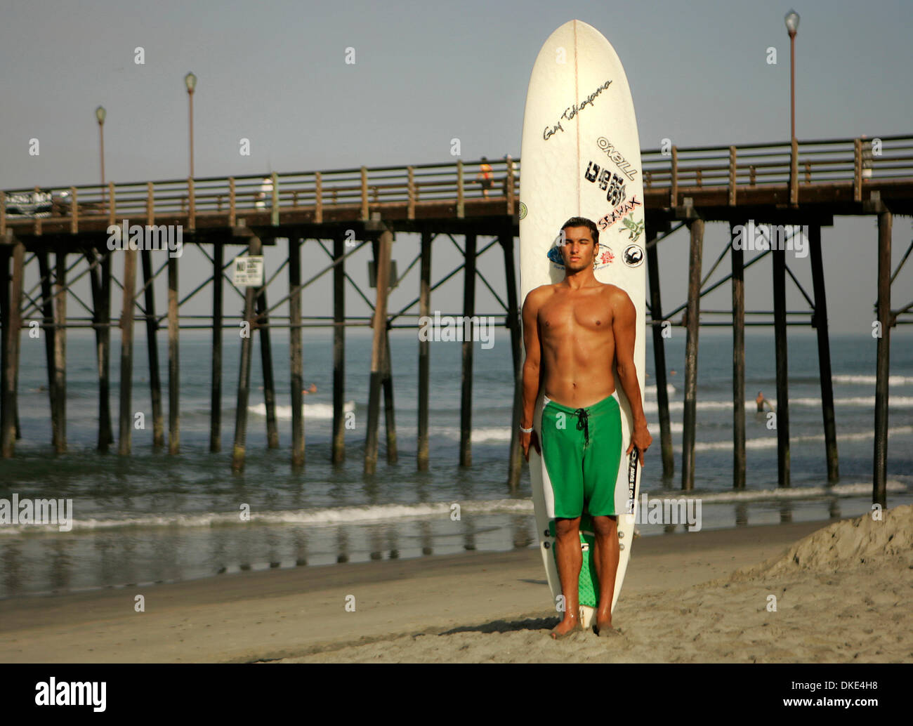 Aug 18, 2007 - Oceanside, CA, USA - BILLY HARRIS, 21 ans, de Del Mar, a été longboard pendant huit ans et a récemment tourné professionnel à l'US Open, où il s'est classé cinquième parmi les quelque 80 personnes. Harris, qui a été deux fois champion national de l'ordre sur le longboard National Scholastic Surfing Association (NSSA) circuit, veut que de nombreux événements surf pro qu'il peut pour essayer Banque D'Images