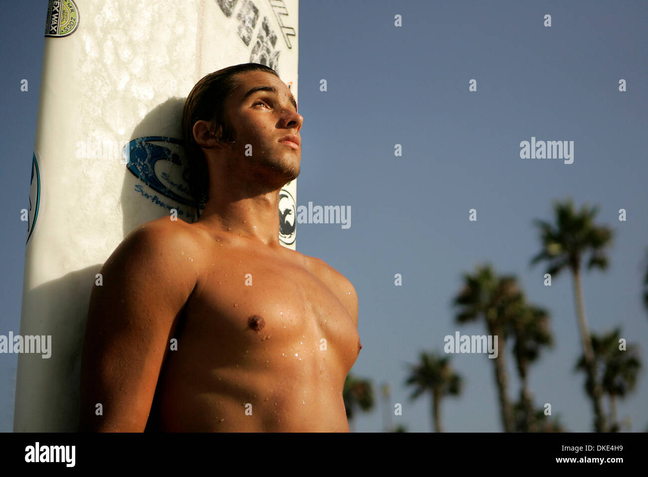 Aug 18, 2007 - Oceanside, California, USA - BILLY HARRIS, 21 ans, de Del Mar, a été longboard pendant huit ans et récemment est devenu professionnel il y a quatre semaines à l'US Open, où il s'est classé cinquième parmi les quelque 80 personnes. Harris, qui a été deux fois champion national de l'ordre sur le longboard National Scholastic Surfing Association (NSSA) circuit, veut surfer sur le plus grand nombre de pro Banque D'Images