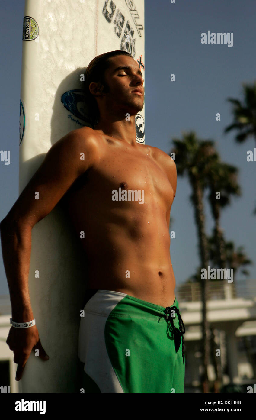 Aug 18, 2007 - Oceanside, California, USA - BILLY HARRIS, 21 ans, de Del Mar, a été longboard pendant huit ans et récemment est devenu professionnel il y a quatre semaines à l'US Open, où il s'est classé cinquième parmi les quelque 80 personnes. Harris, qui a été deux fois champion national de l'ordre sur le longboard National Scholastic Surfing Association (NSSA) circuit, veut surfer sur le plus grand nombre de pro Banque D'Images