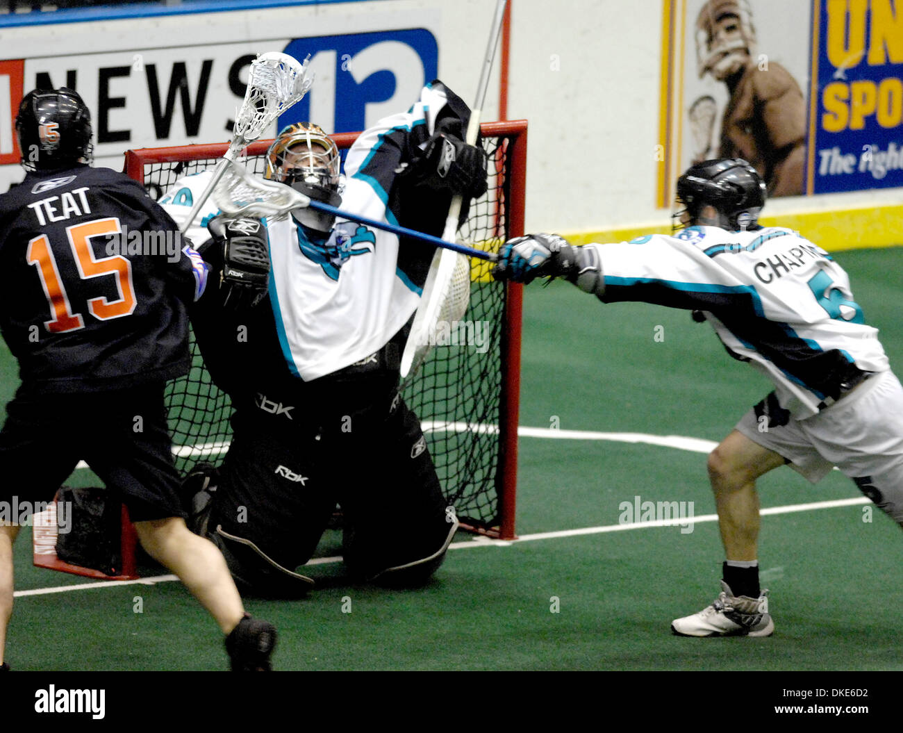 27 avril 2007 : Buffalo Rochester Knighthawks de bandits dans une ligue nationale de crosse, la Division de l'Est du duel final. Les bandits défait les Knighthawks 14-13 en prolongation devant une foule de 8 558 frénétique à la Blue Cross Arena à Rochester, New York.(Image Crédit : © Alan Schwartz/Cal Sport Media) Banque D'Images