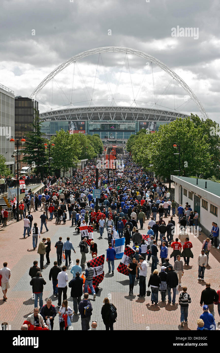Fans promenade le long chemin de Wembley pour la première finale de la FA Cup au stade de Wembley.(Image Crédit : © Photographe/Cal Sport Media) Banque D'Images