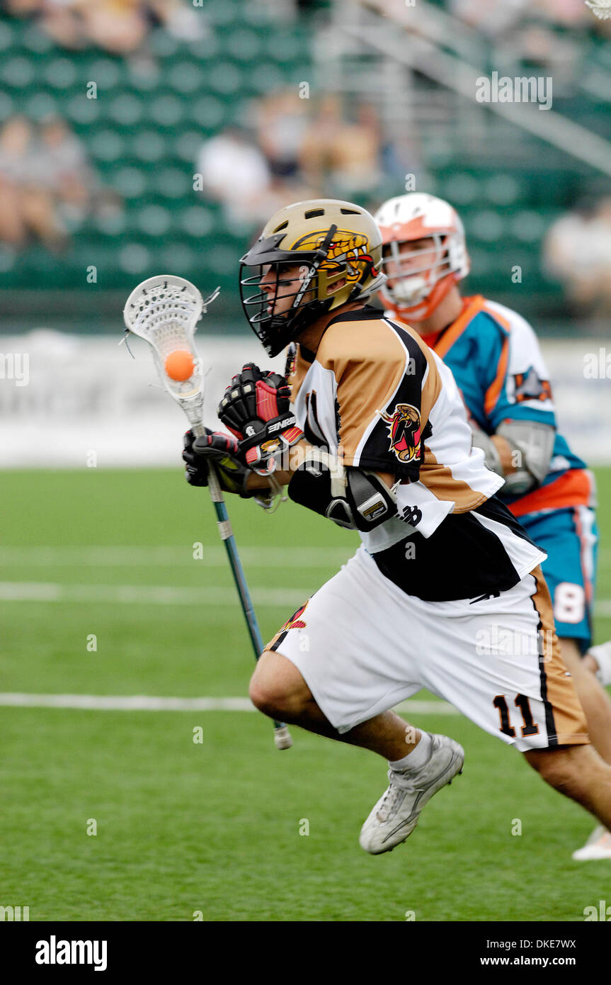 25 août 2007 : le milieu de terrain Alex Smith Rochester Rattler (# 11) en action contre le Los Angeles Riptide. Dans le MLL 2007 demi-finales le Los Angeles Riptide défait les Rochester Rattlers à PAETEC Park 15-14 à Rochester, New York.(Image Crédit : © Alan Schwartz/Cal Sport Media) Banque D'Images