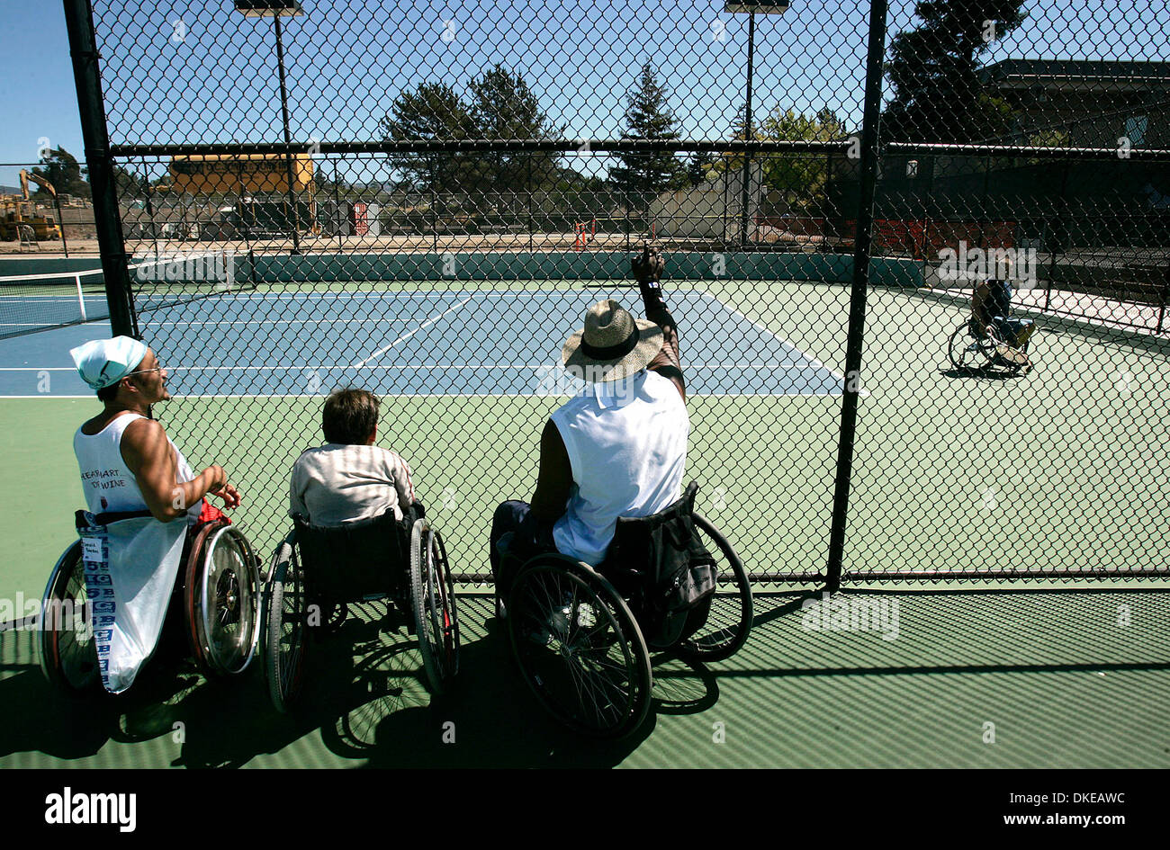 Samedi 18 août 2007, Napa, CA. - À partir de la gauche ; Don Beardon, de San Jose, Kevin Patton, de Sacramento, et Johnny Rios, de Cupertino, regarder Matt Blanford, de Sacramento, jouer un match de tennis en fauteuil roulant lors d'un tournoi organisé à Napa Valley College le samedi après-midi. Le tournoi a été mise sur pied par l'Association américaine de Tennis en fauteuil roulant du Nord Circuit..Greg Hess/Regist Banque D'Images