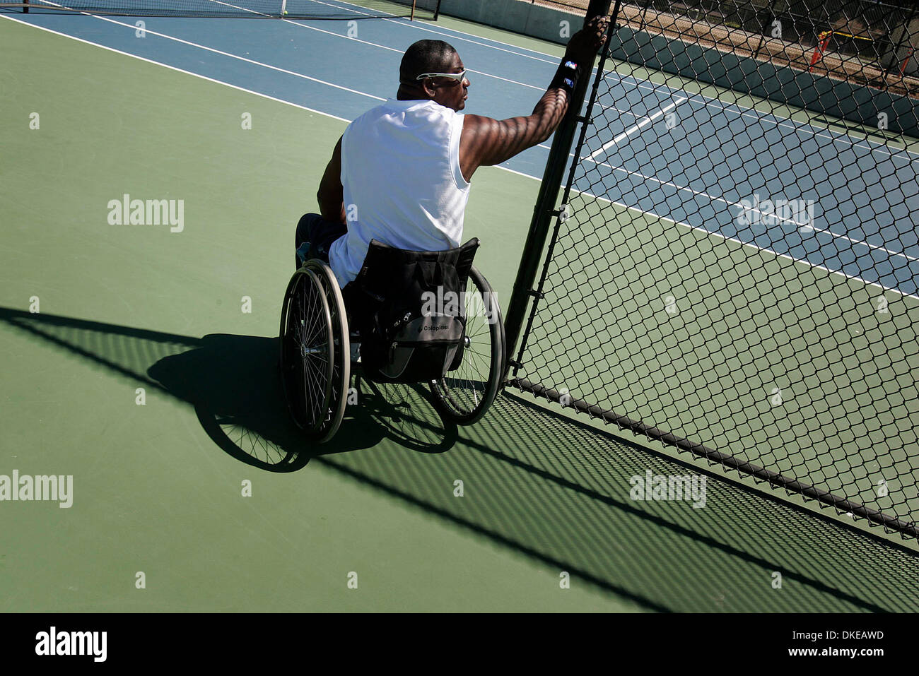 Samedi 18 août 2007, Napa, CA. - Kevin Patton, de Sacramento, montres Matt Blanford, de Sacramento, jouer un match de tennis en fauteuil roulant lors d'un tournoi organisé à Napa Valley College le samedi après-midi. Le tournoi a été mise sur pied par l'Association américaine de Tennis en fauteuil roulant du Nord Circuit..Greg Hess/Register (crédit Image : © Napa Valley Register/ZUMApress.com) Banque D'Images