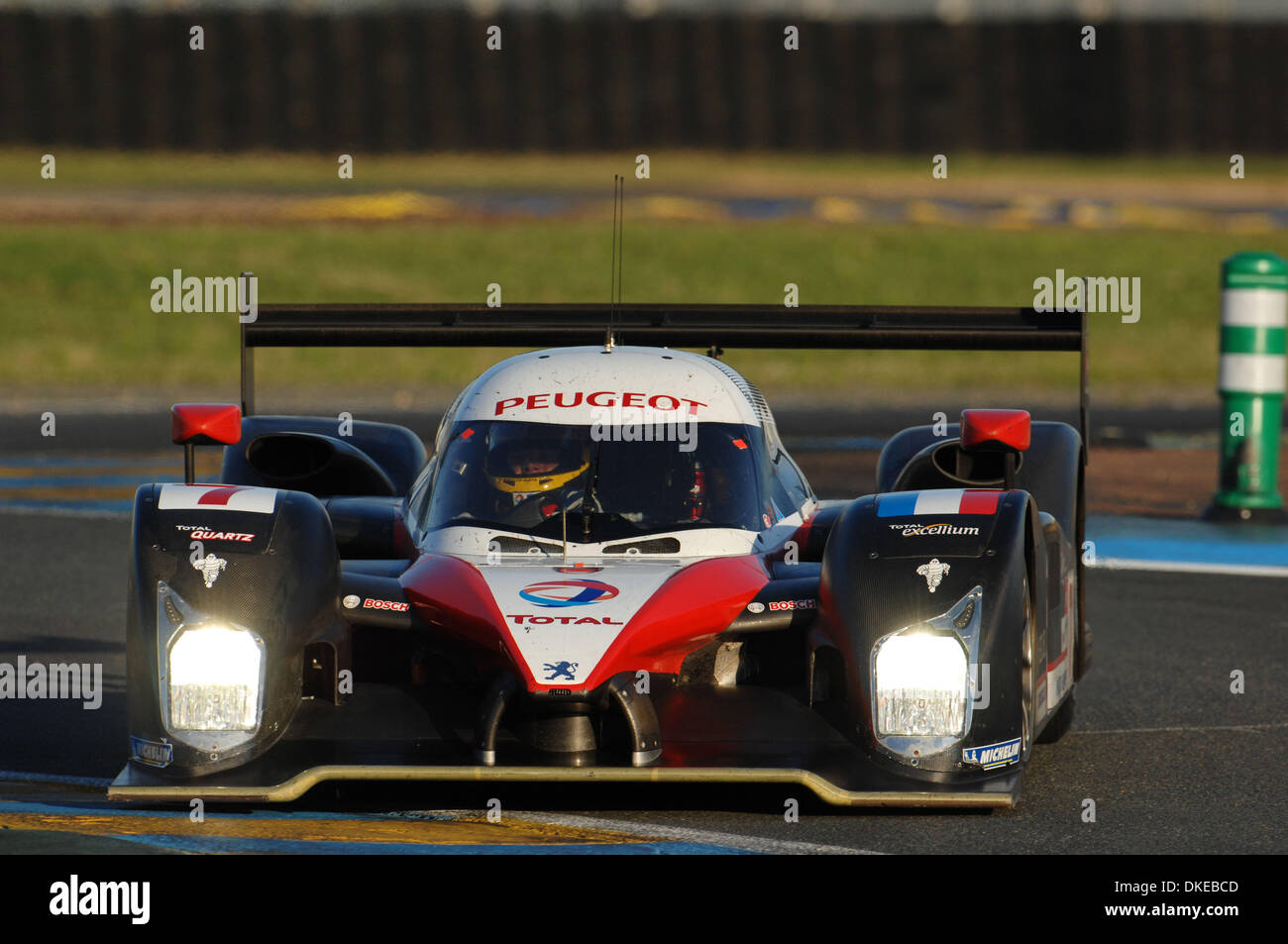 Jun 17, 2007 - Le Mans, France - pilote Peugeot Jacques VILLENEUVE, du Canada, les pilotes son 908 lors des 24 Heures du Mans, samedi, 16 juin, 2007. (Crédit Image : © Rainier Ehrhardt/ZUMAPRESS.com) Banque D'Images