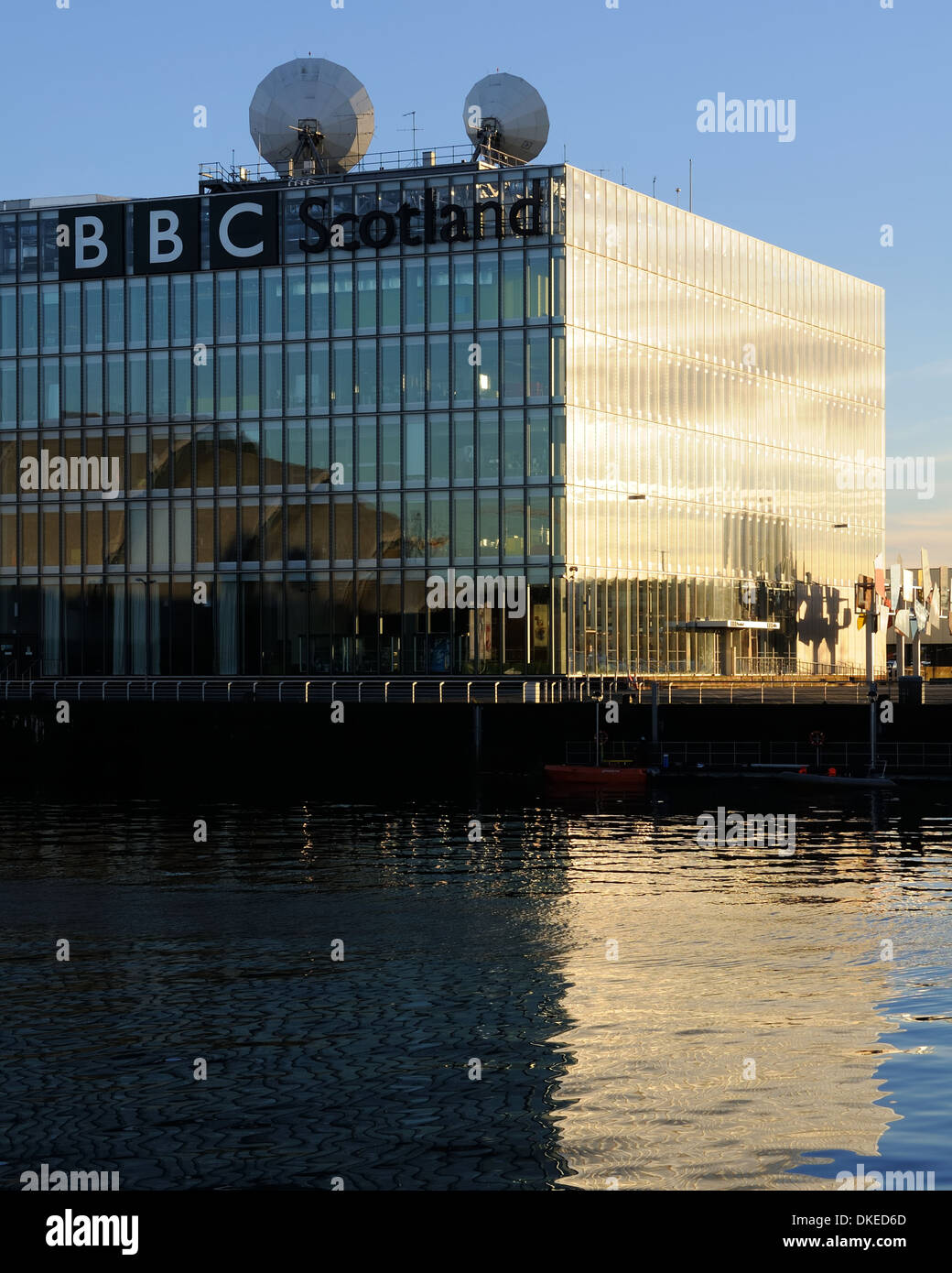 BBC Scotland studios en plein soleil et l'ombre d'une réflexion sur la rivière Clyde. Banque D'Images