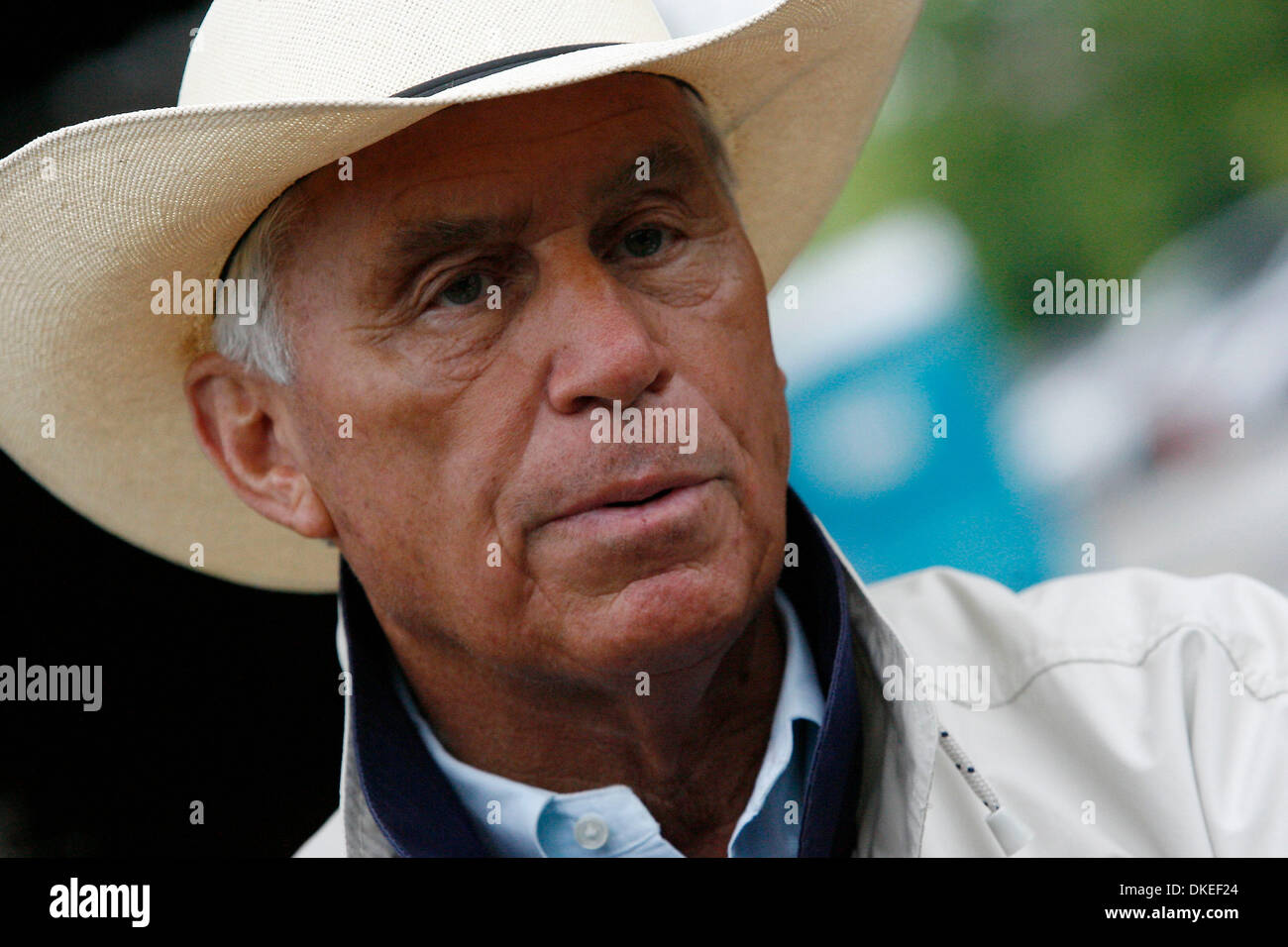 14 mai 2009 - Baltimore, Maryland, USA - D. WAYNE LUKAS entraîneur de chevaux et privé de vol Preakness Luv Gov parle aux médias à l'extérieur de l'étable à Pimlico. (Crédit Image : © James Berglie/ZUMA Press) Banque D'Images