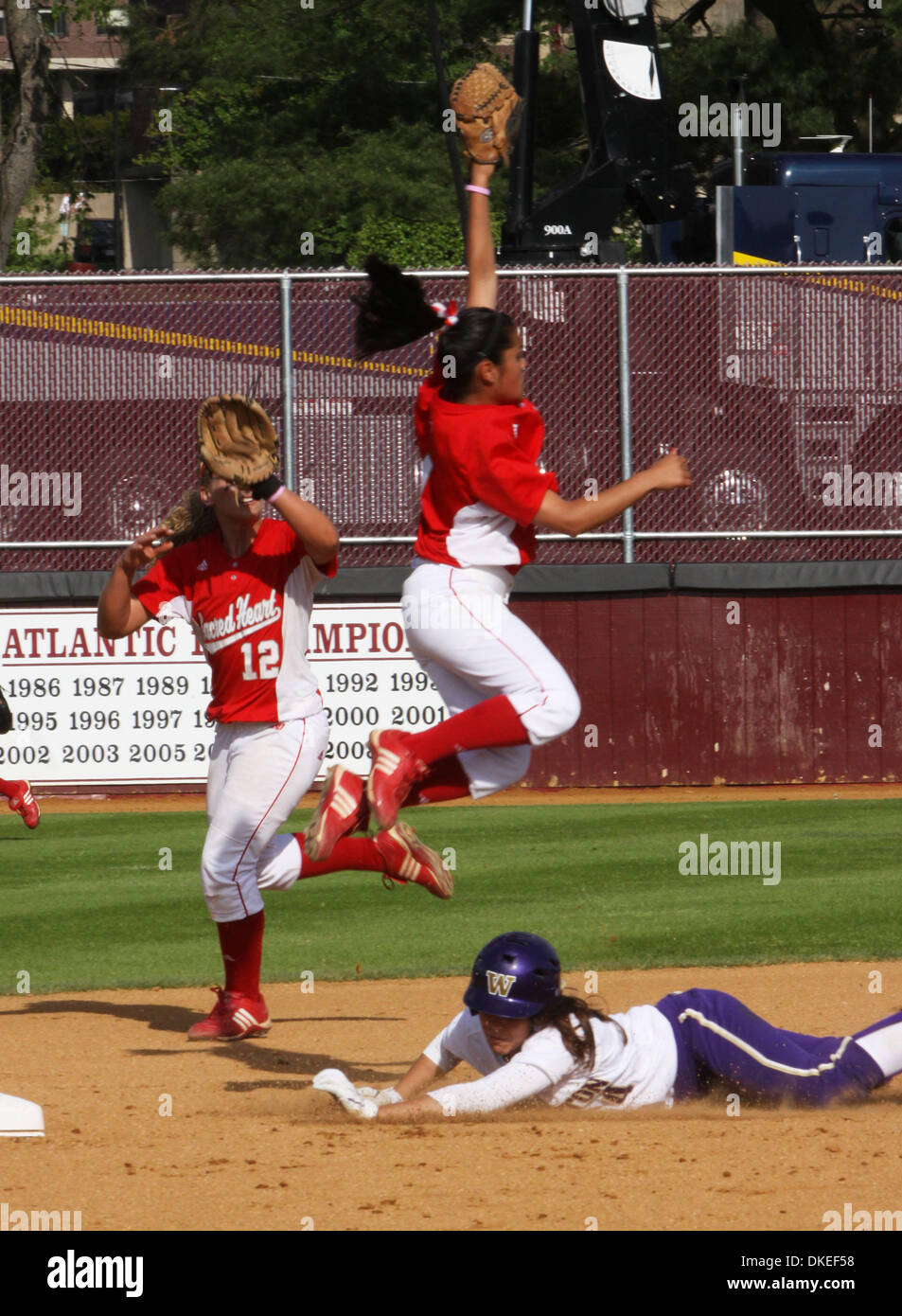 15 mai 2009 - Amherst, Massachusetts, USA - Softball NCAA Tournoi Régional d'Amherst - Sacré Coeur VS. Washington Huskies au Université du Massachusetts. Washington's # 4 KIMI POHLMAN glisse en toute sécurité dans la deuxième base en vertu du Sacré-Cœur # 12 BETSY HARVEY et Sacré Coeur # 4 ALYSSA GARZA. Washington a gagné 9-1 au premier tour. (Crédit Image : © Stan Godlewski/ZUMA Press) Banque D'Images