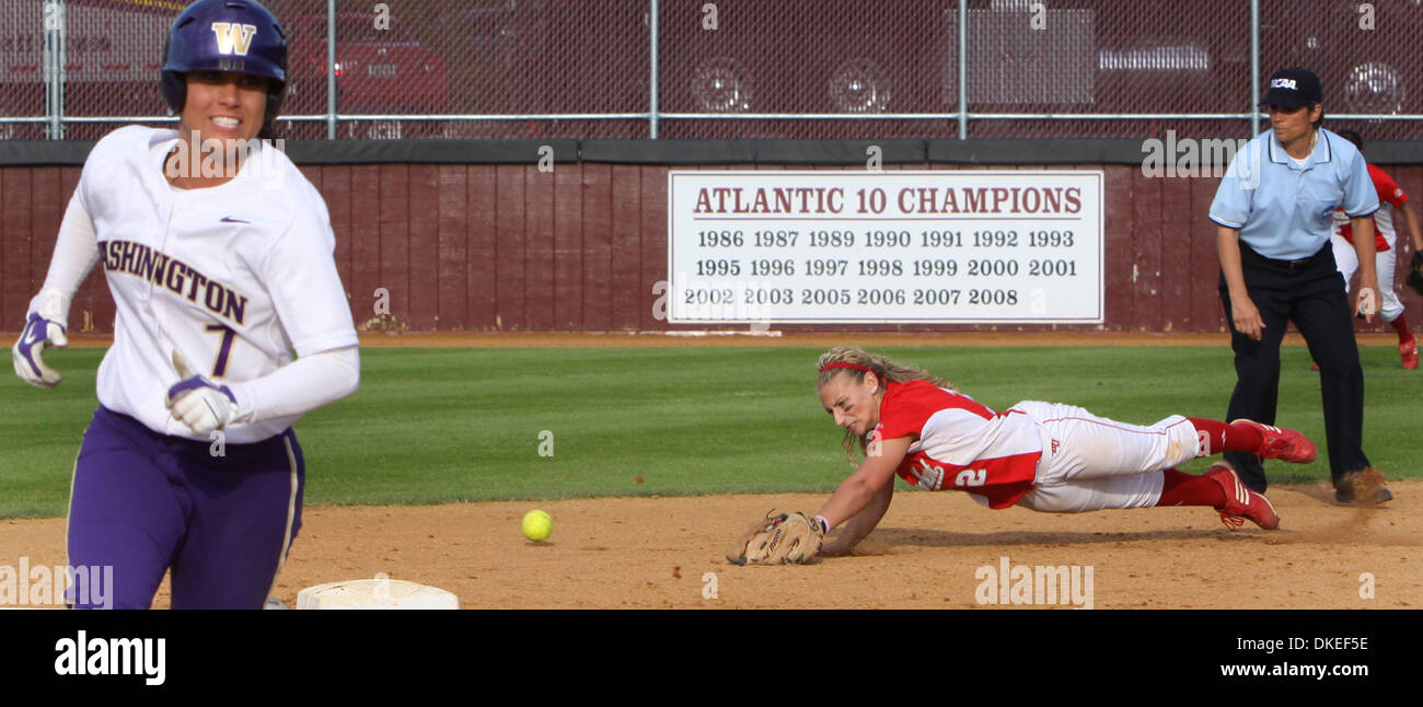 15 mai 2009 - Amherst, Massachusetts, USA - Softball NCAA Tournoi Régional d'Amherst - Sacré Coeur VS. Washington Huskies au Université du Massachusetts. Washington's # 7 JENN SALLING chefs pour la troisième base comme du Sacré-Cœur # 12 BETSY HARVEY ne peut pas obtenir d'une balle frappée. Washington a gagné 9-1 au premier tour l'action. (Crédit Image : © Stan Godlewski/ZUMA Press) Banque D'Images