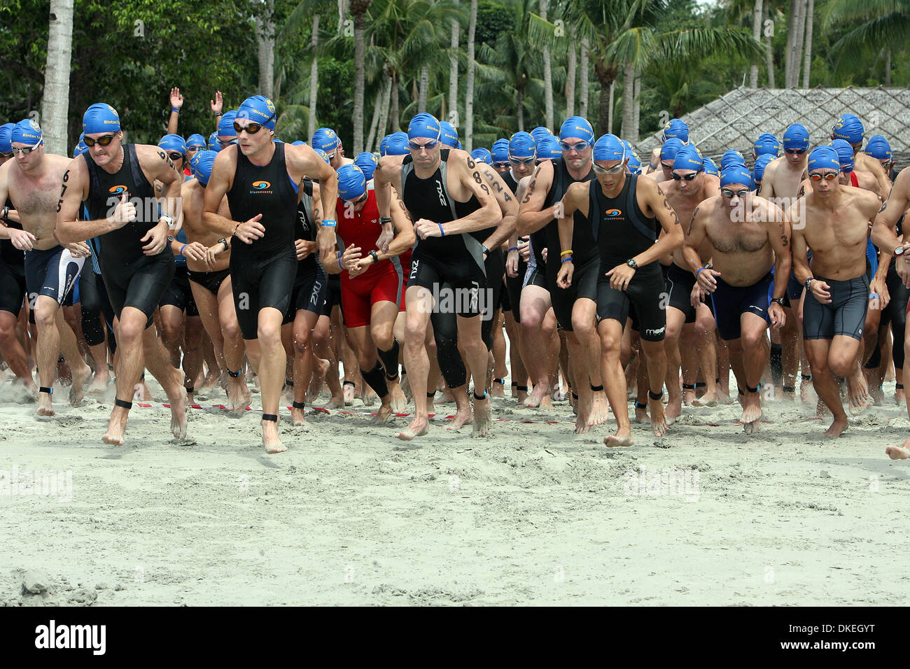 Le 23 mai 2009 - Bintan, Indonésie, Îles Riau - Participants concurrence dans le Triathlon 2009 Bintan pour classes olympiques à Bintan, Indonésie. Plus de 1300 participants de 20 pays participent à l'événement sportif. (Crédit Image : © Yuli Seperi/ZUMA Press) Banque D'Images