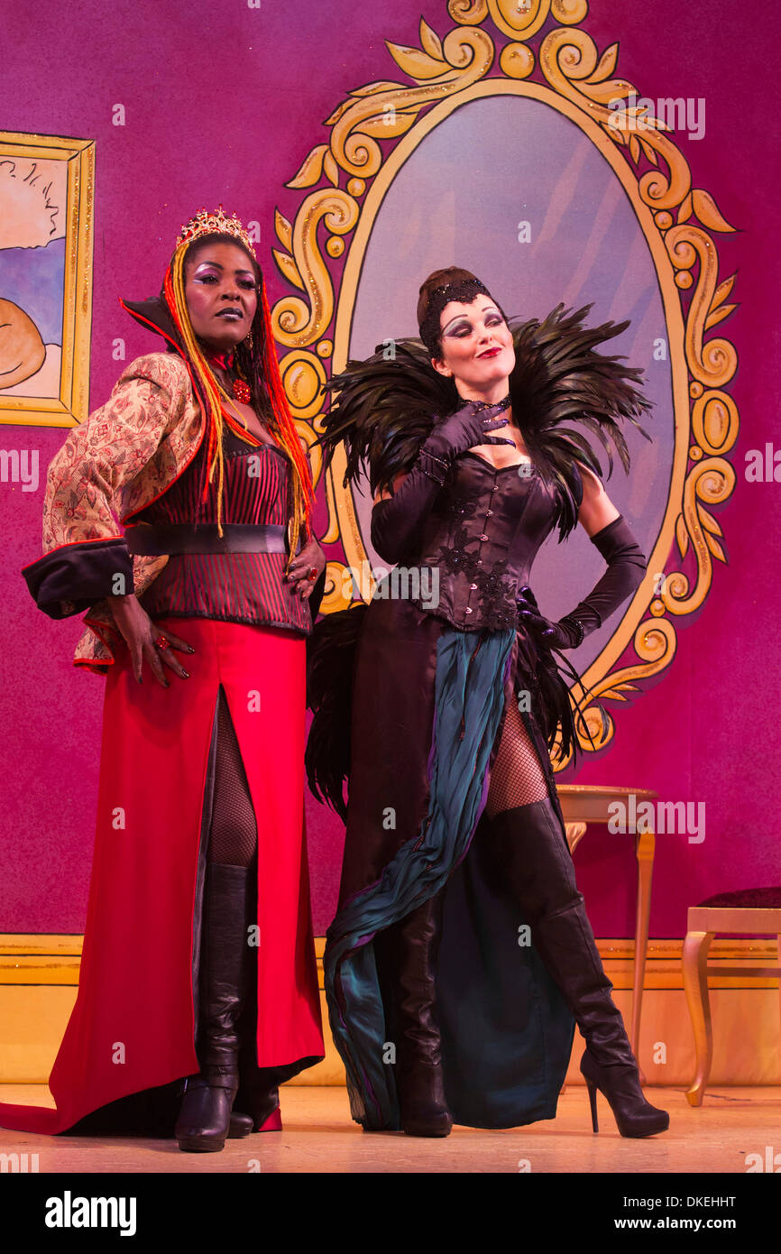 Puss in Boots pantomime au Hackney Empire, London Photo Stock - Alamy