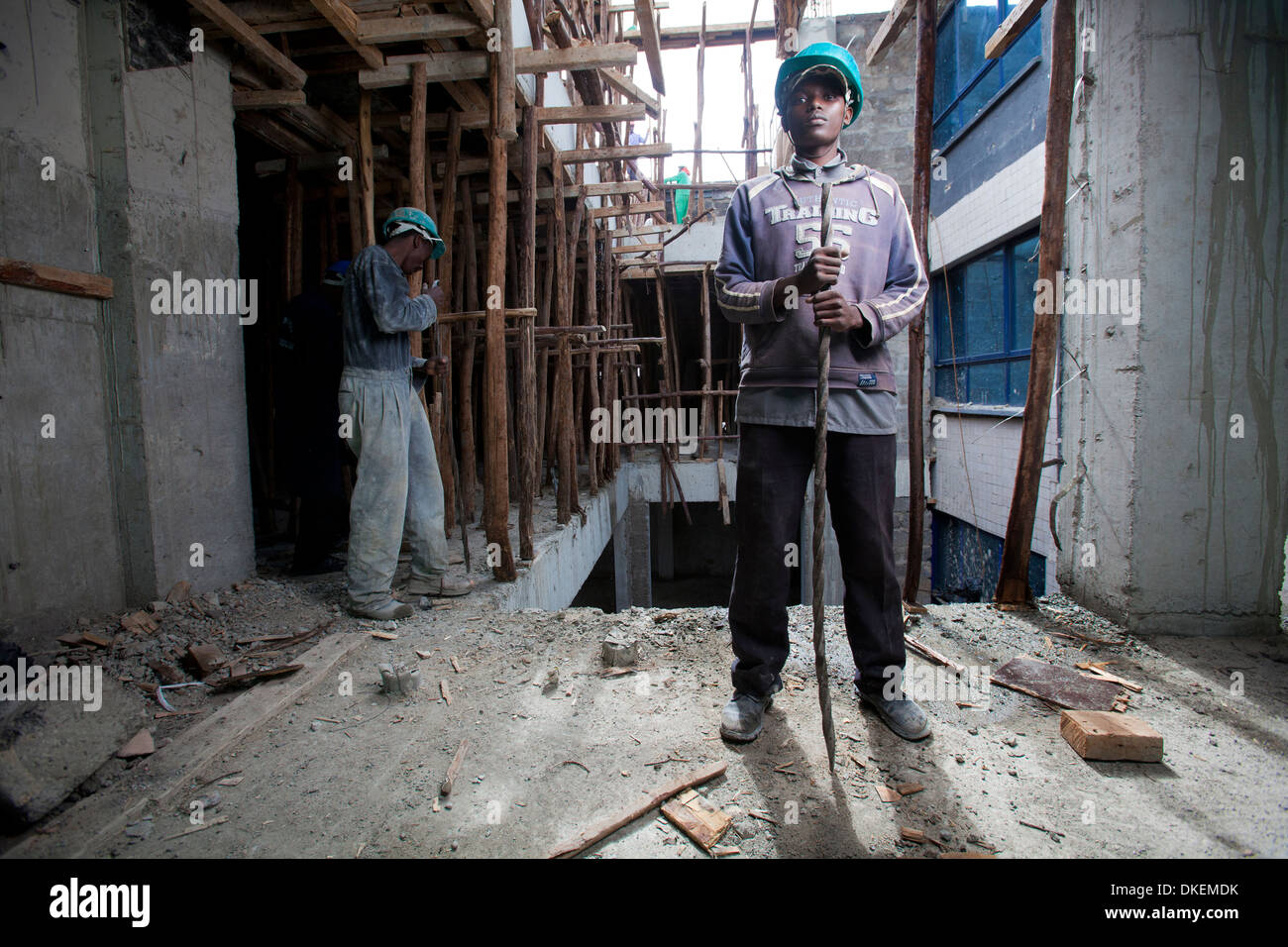 Travailleur de la construction sur un immeuble site, Nairobi, Kenya Banque D'Images