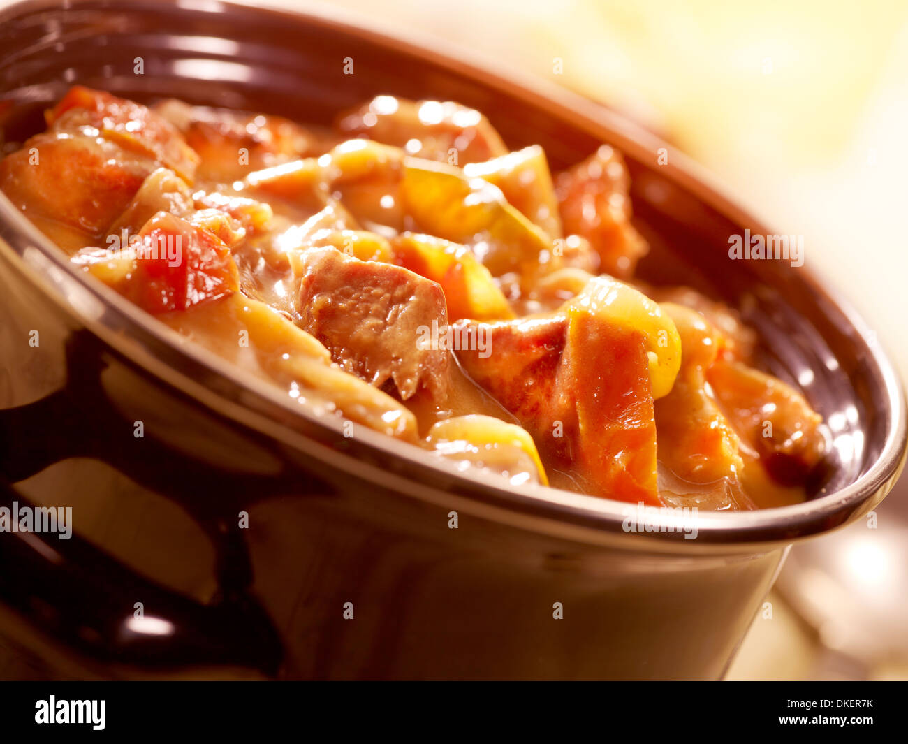 Un frais et savoureux ragoût dans un pot avec tomates et une sauce agréable prêt à manger Banque D'Images