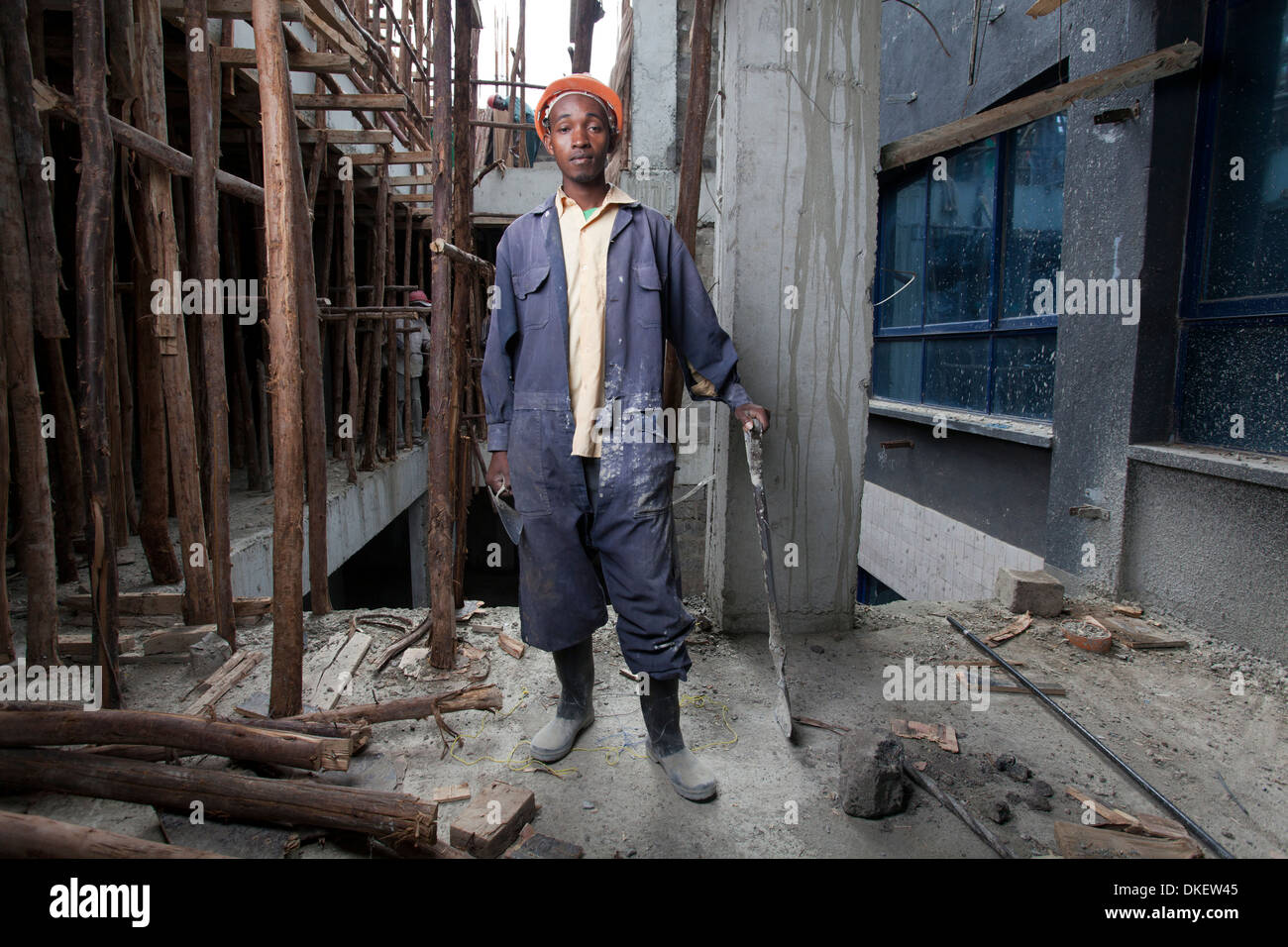 Portrait d'un travailleur de la construction sur un immeuble site, Nairobi, Kenya Banque D'Images