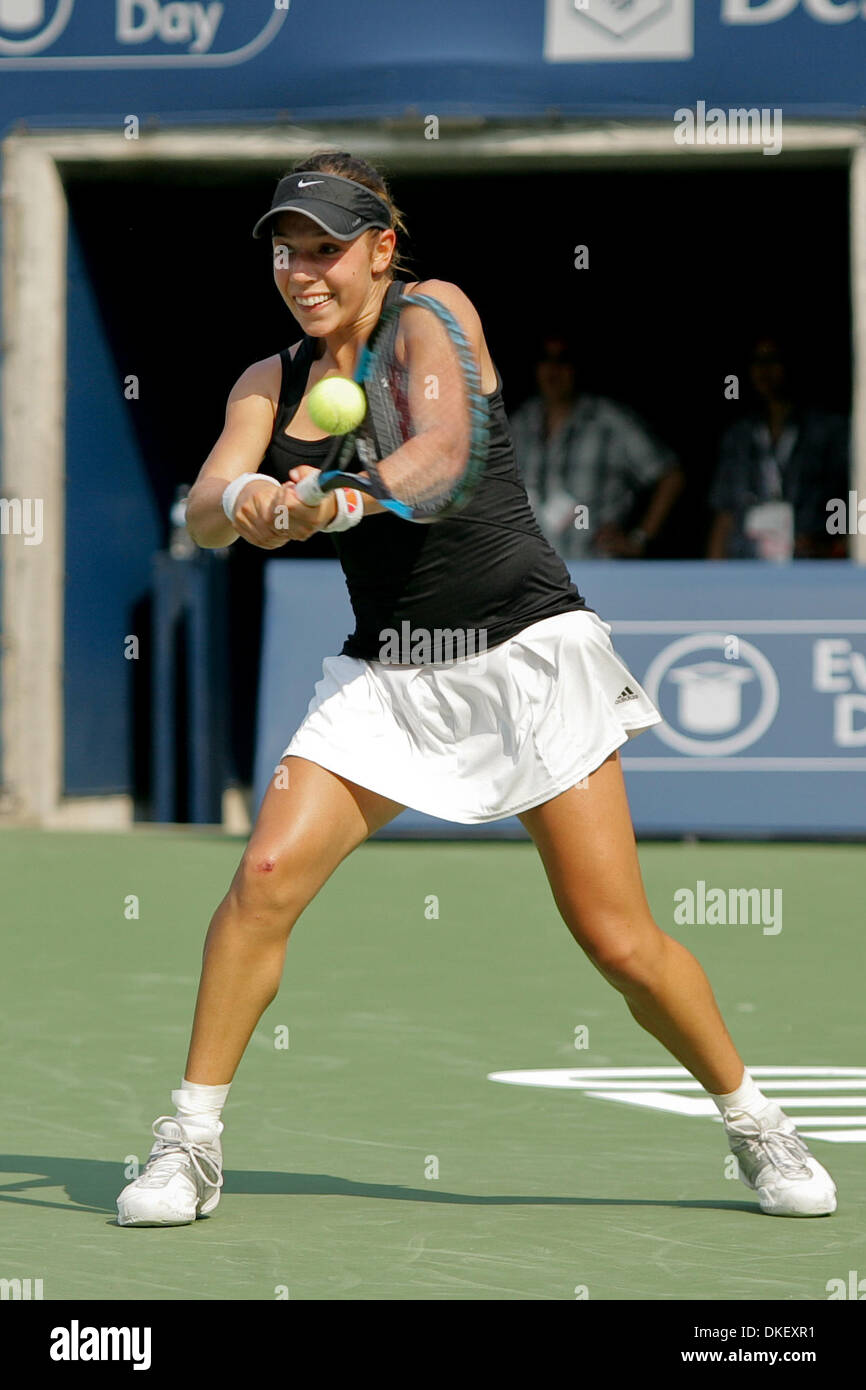 15 Août 2009 : Canada's Sharon Fichman gagne son match d'ouverture contre Ayumi Morita du Japon le jour d'ouverture de la Women's Tennis Coupe Rogers a joué au Centre Rexall, à l'Université York à Toronto, ON. (Crédit Image : © Global/ZUMApress.com) Southcreek Banque D'Images