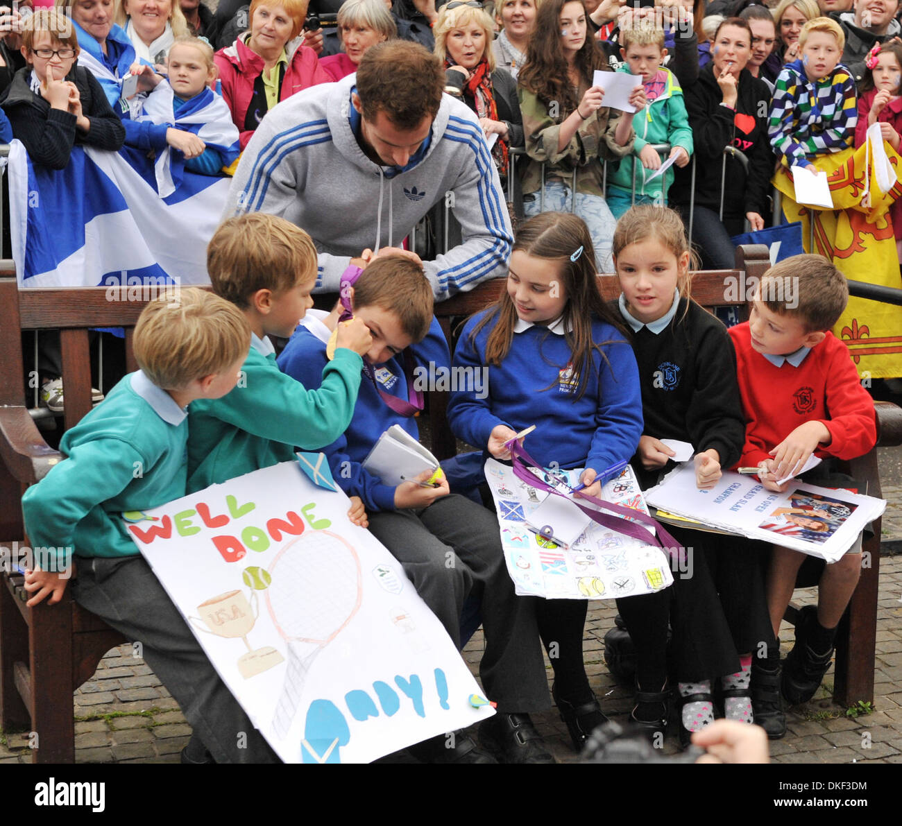 US Open et champion olympique Andy Murray retourne dans sa ville natale de Dunblane où spectateurs pour lui remonter le moral Banque D'Images