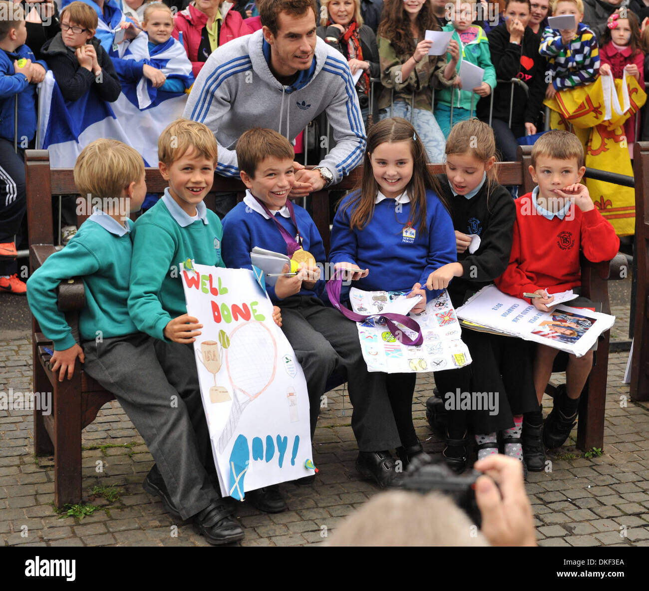 US Open et champion olympique Andy Murray retourne dans sa ville natale de Dunblane où spectateurs pour lui remonter le moral Banque D'Images