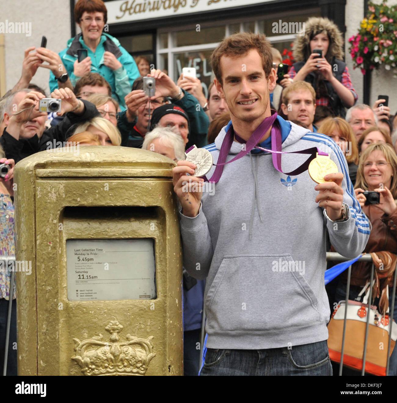 US Open et champion olympique Andy Murray retourne dans sa ville natale de Dunblane où spectateurs pour lui remonter le moral Banque D'Images