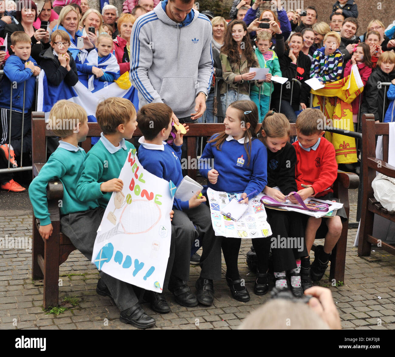 US Open et champion olympique Andy Murray retourne dans sa ville natale de Dunblane où spectateurs pour lui remonter le moral Banque D'Images