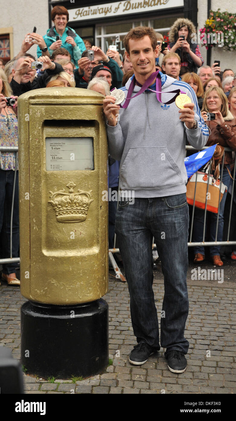 US Open et champion olympique Andy Murray retourne dans sa ville natale de Dunblane où spectateurs pour lui remonter le moral Banque D'Images