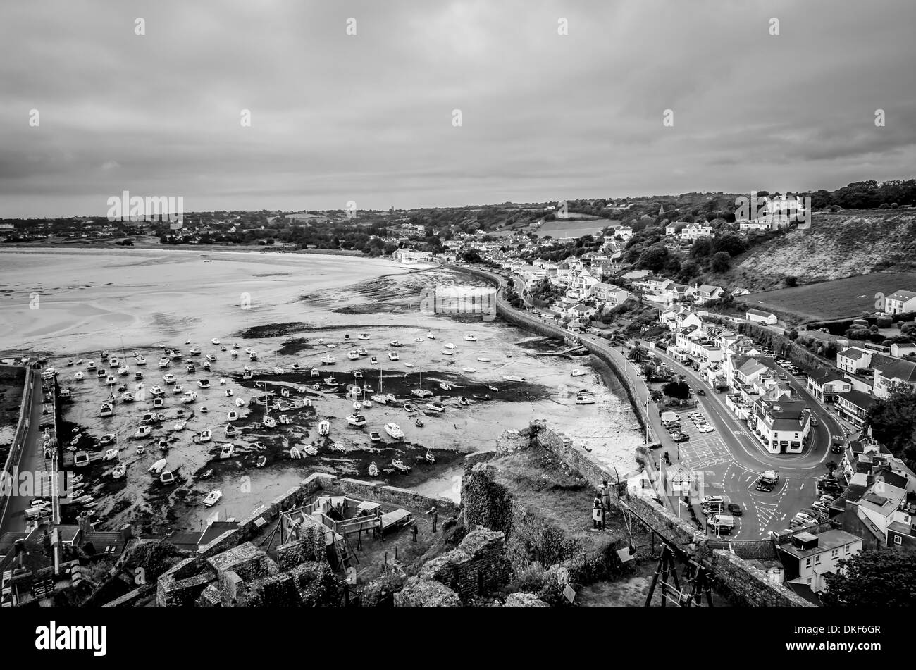 Noir et blanc voir Channel Islands Harbor sur le haut du Mont Orgueil Castle, New Jersey Banque D'Images