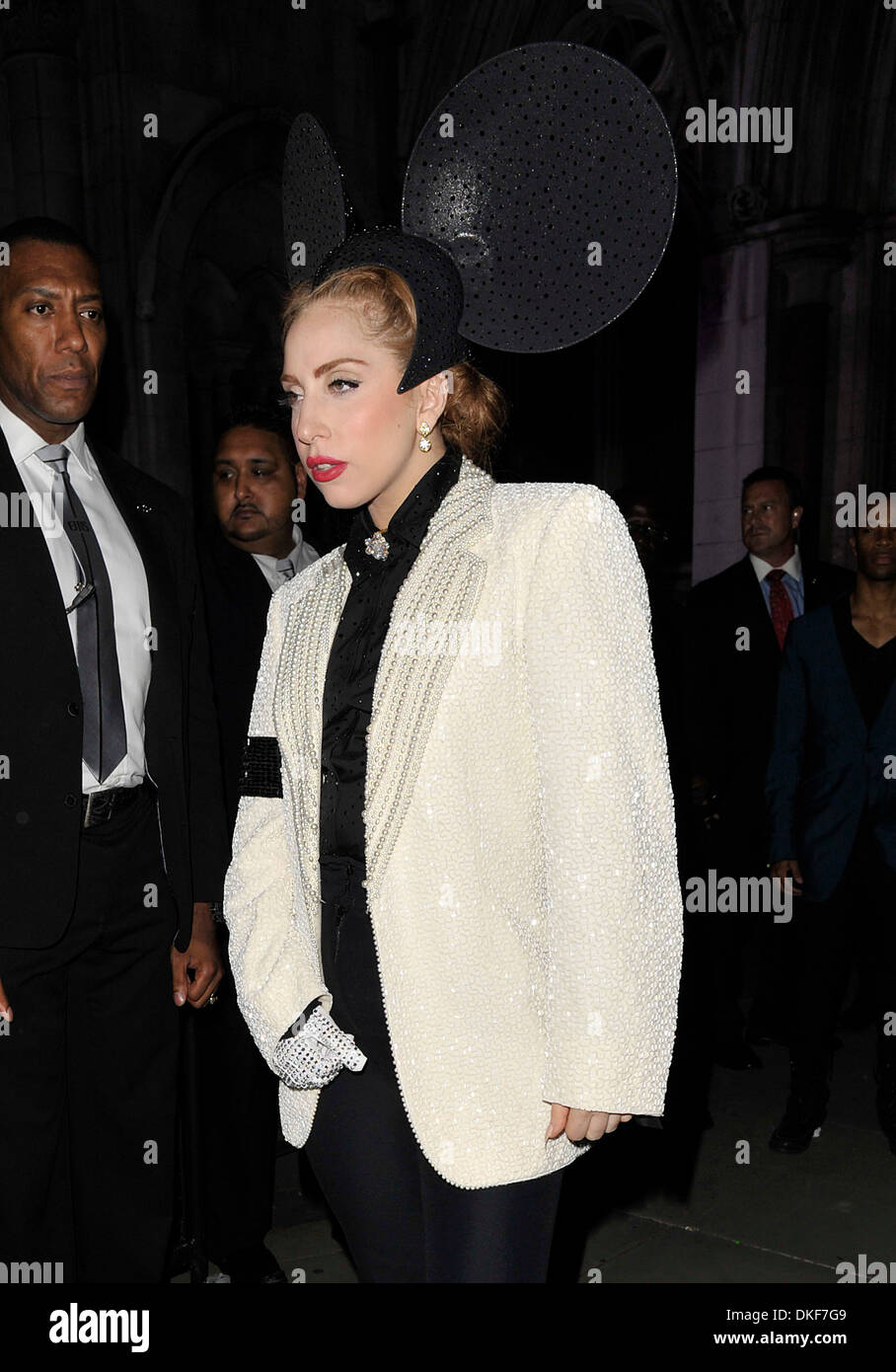 Lady Gaga Avec De Grandes Oreilles De Mickey Mouse Et Veste Blanche London Fashion Week Spring Summer 13 Philip Treacy Exterieur Photo Stock Alamy
