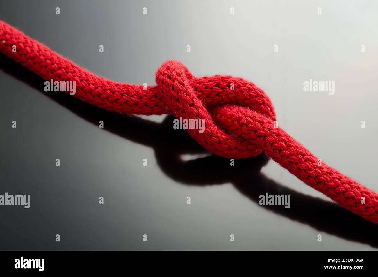 Gros plan d'une corde rouge nouée Banque D'Images